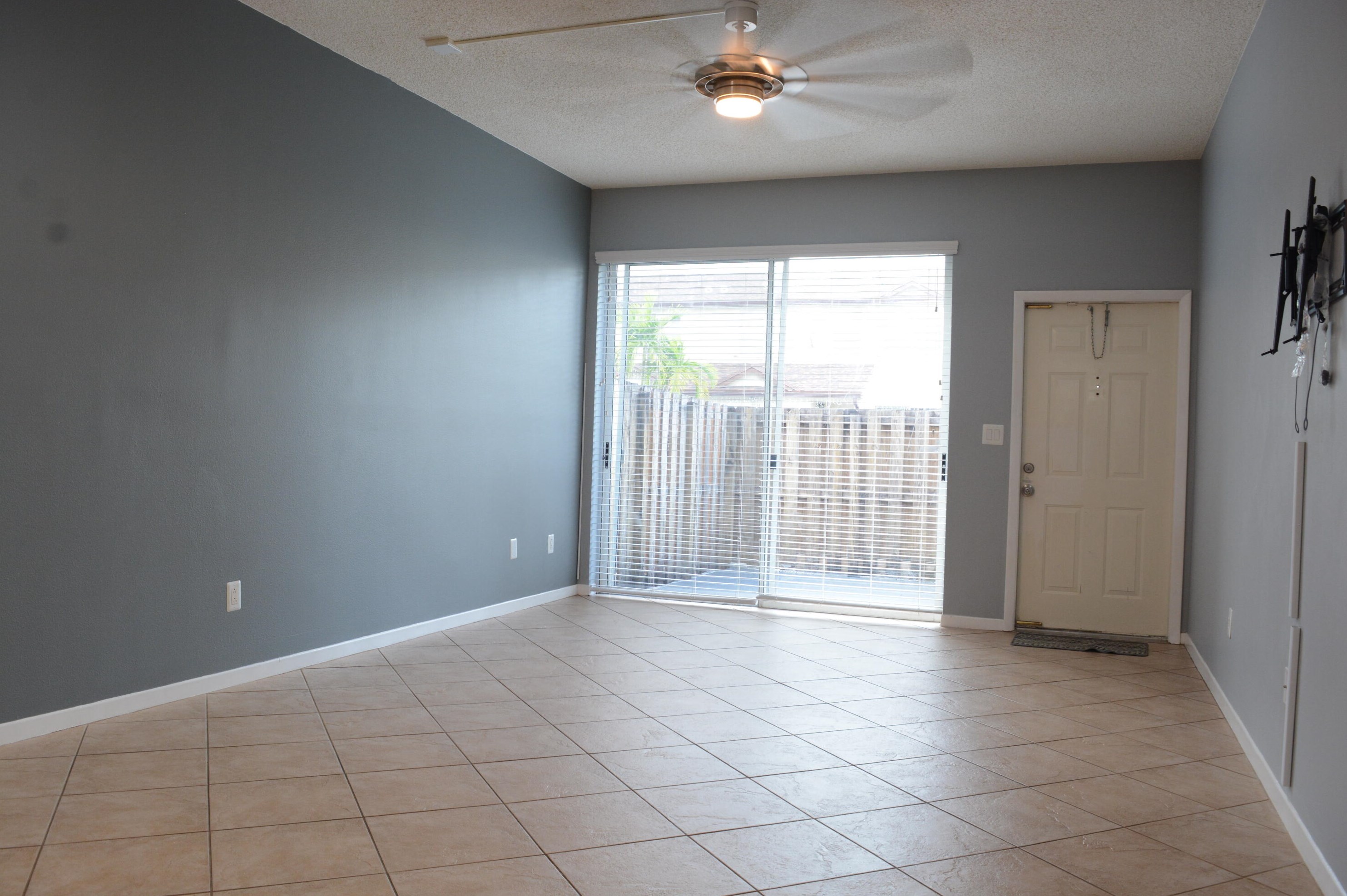 9570 3rd St, Hollywood, FL 33025-4621