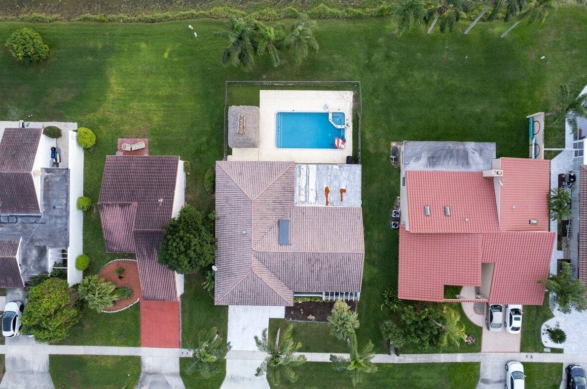 8377 Bonita Isle Dr, Lake Worth FL  33467-5528 exterior