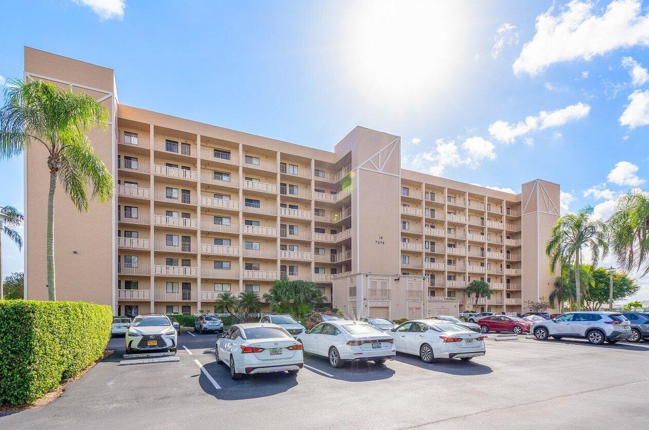 7076 Huntington Ln #207, Delray Beach, FL 33446