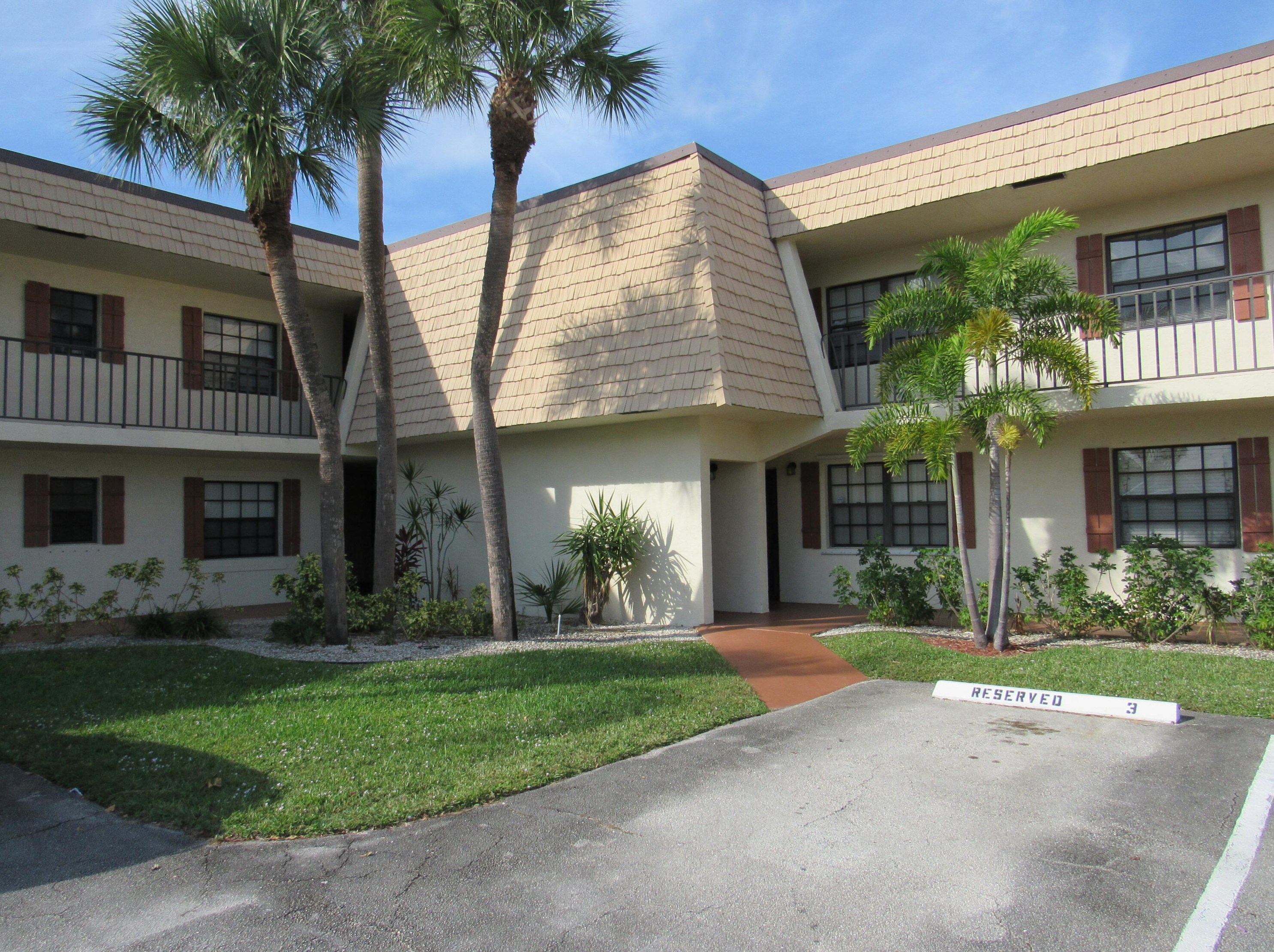 4135 Oak Terrace Dr, Lake Worth, FL 33463