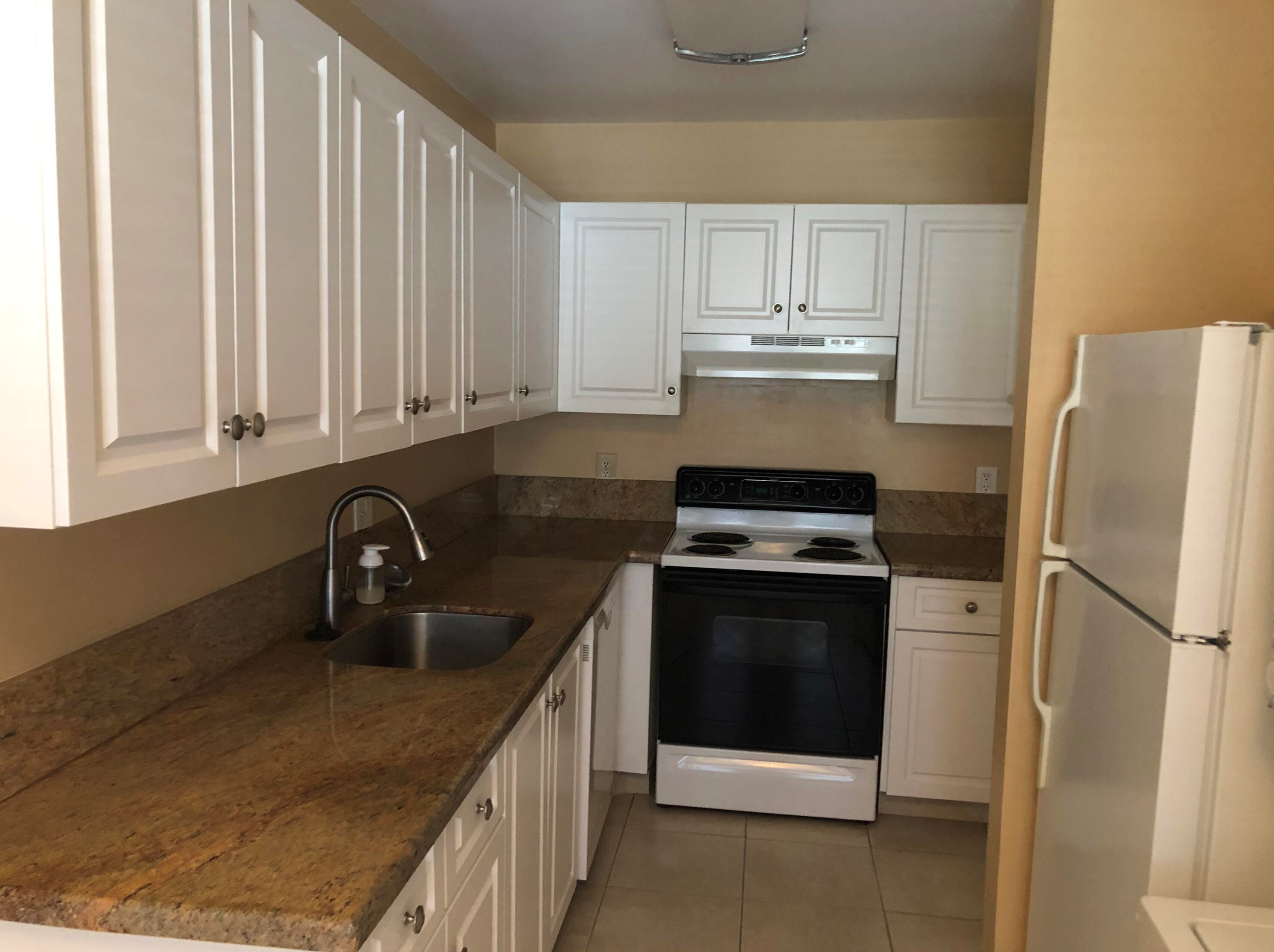 2500 Juniper Dr Apt 204, Delray Beach, FL 33445