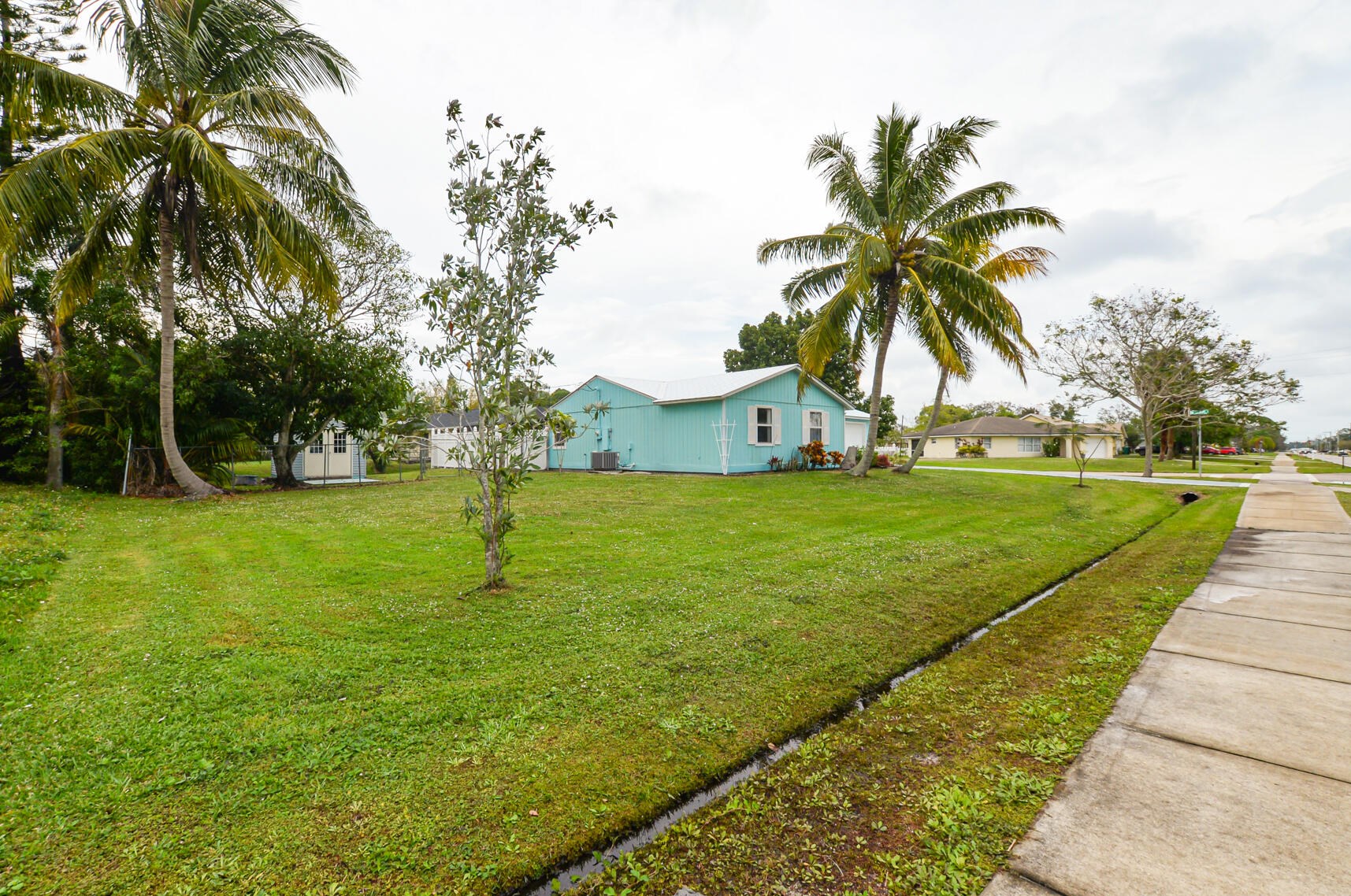 201 Thornhill Dr, Fort Pierce FL  34984-4467 exterior