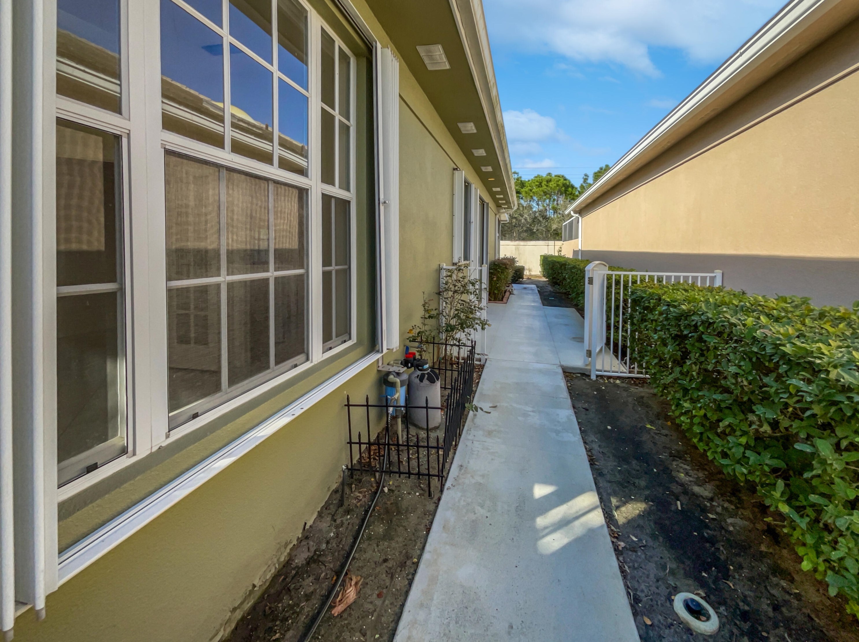 296 Bentley Cir, Fort Pierce FL  34986-2456 exterior