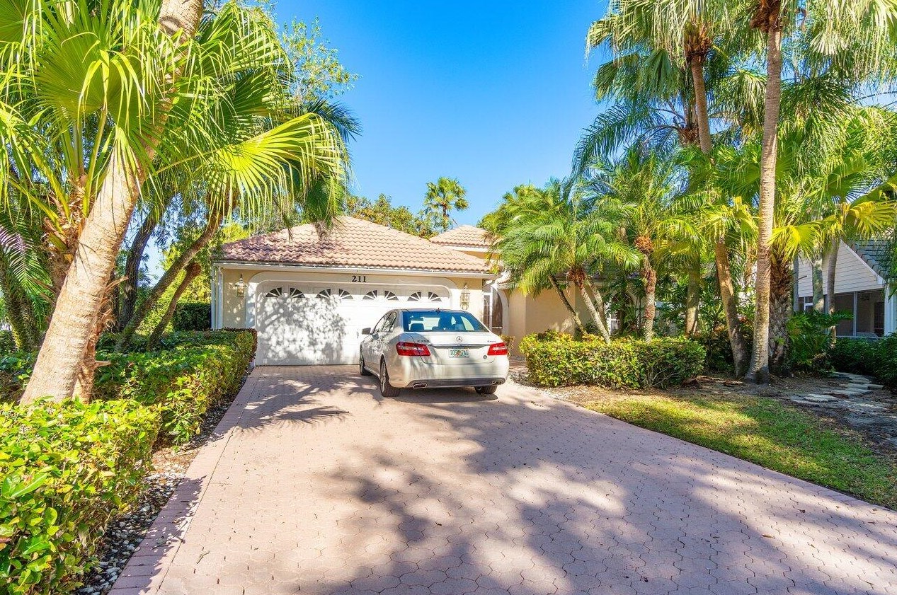 211 Woodsmuir Ct, West Palm Beach, FL 33418-8070