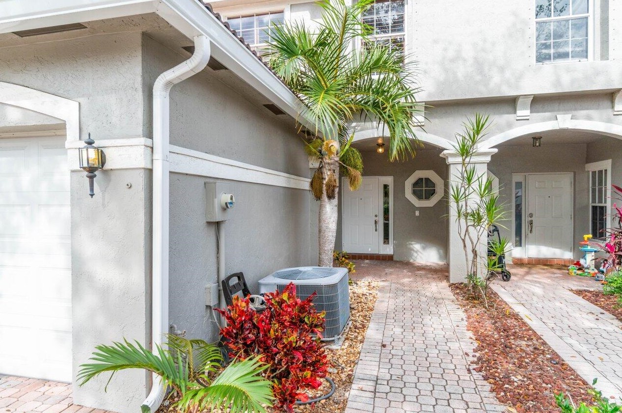 8285 Via Leonessa, Boca Raton, FL 33433-2220