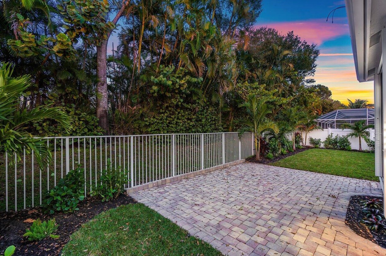 5954 Las Colinas Cir, Lake Worth FL  33463-6559 exterior