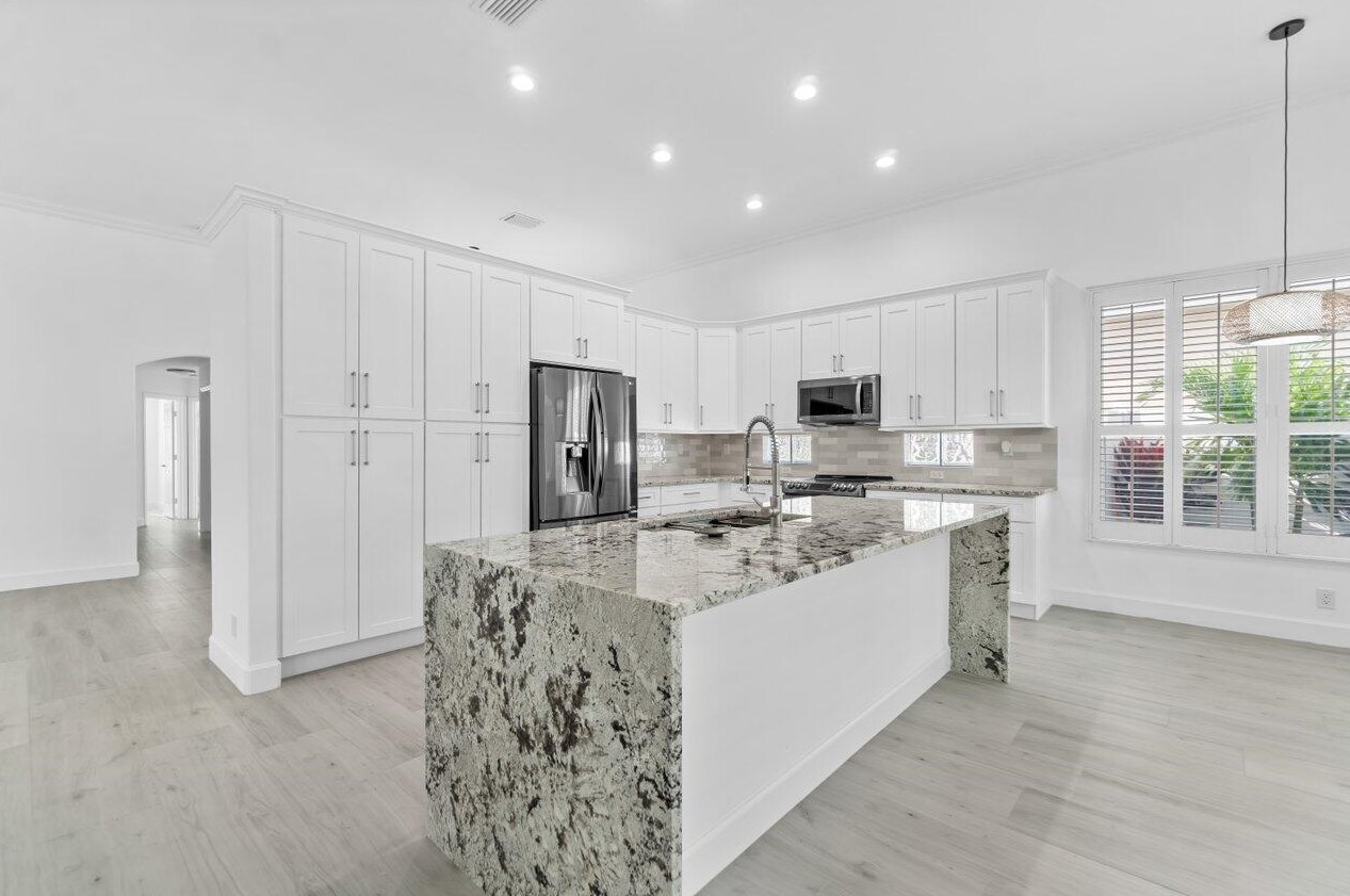 5954 Las Colinas Cir, Lake Worth FL  33463-6559 exterior