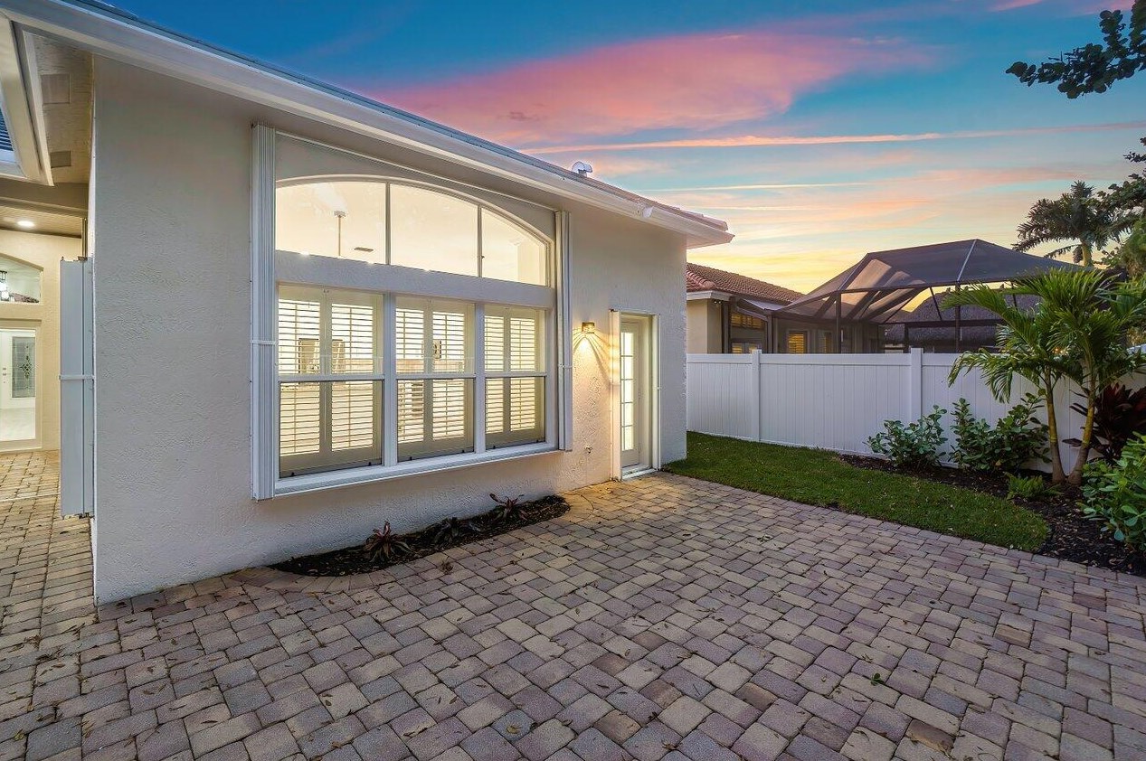 5954 Las Colinas Cir, Lake Worth FL  33463-6559 exterior