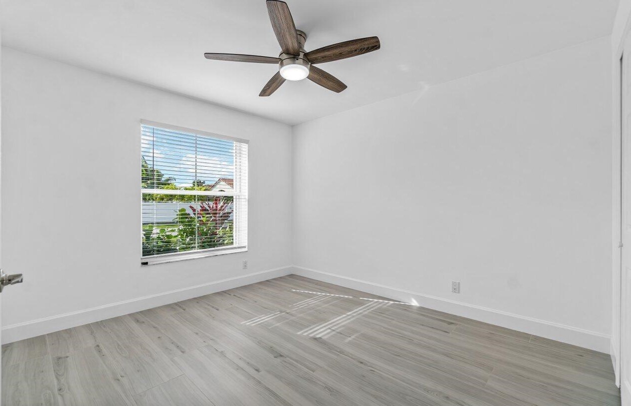 5954 Las Colinas Cir, Lake Worth FL  33463-6559 exterior