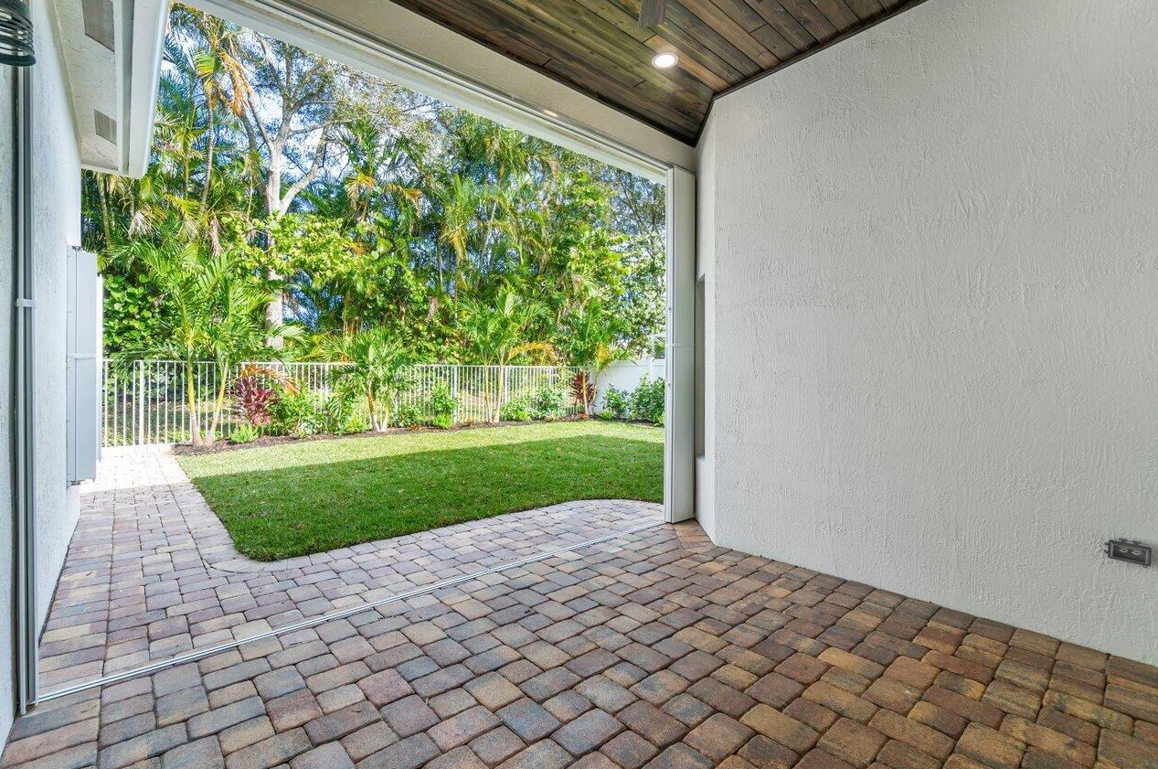 5954 Las Colinas Cir, Lake Worth FL  33463-6559 exterior