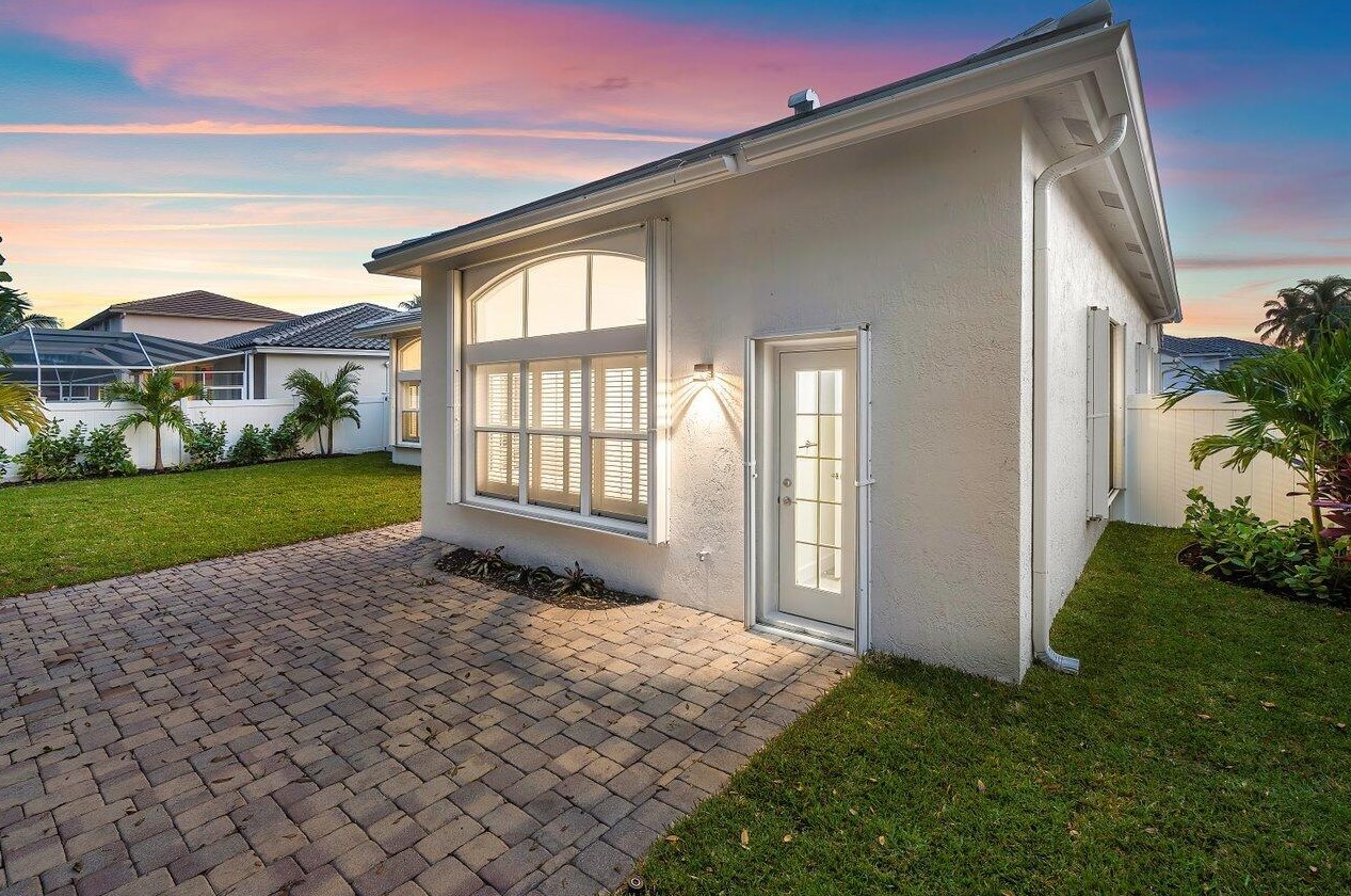 5954 Las Colinas Cir, Lake Worth FL  33463-6559 exterior