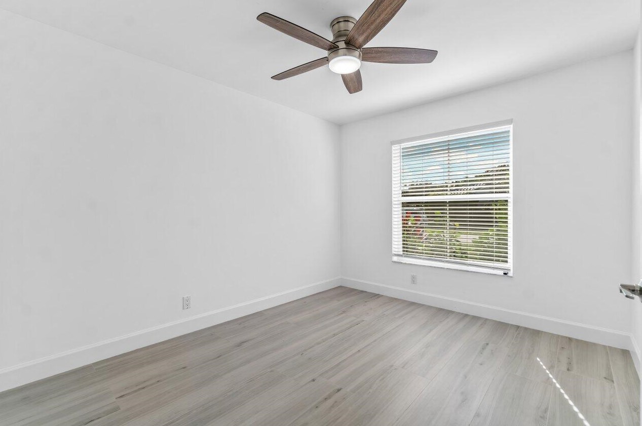 5954 Las Colinas Cir, Lake Worth FL  33463-6559 exterior