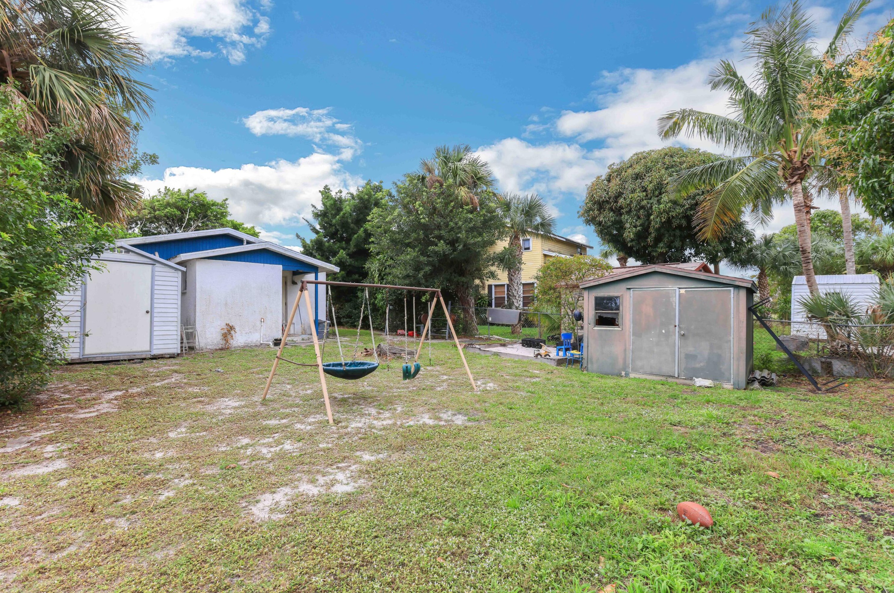 8493 Date St, Hobe Sound, FL 33455-7109