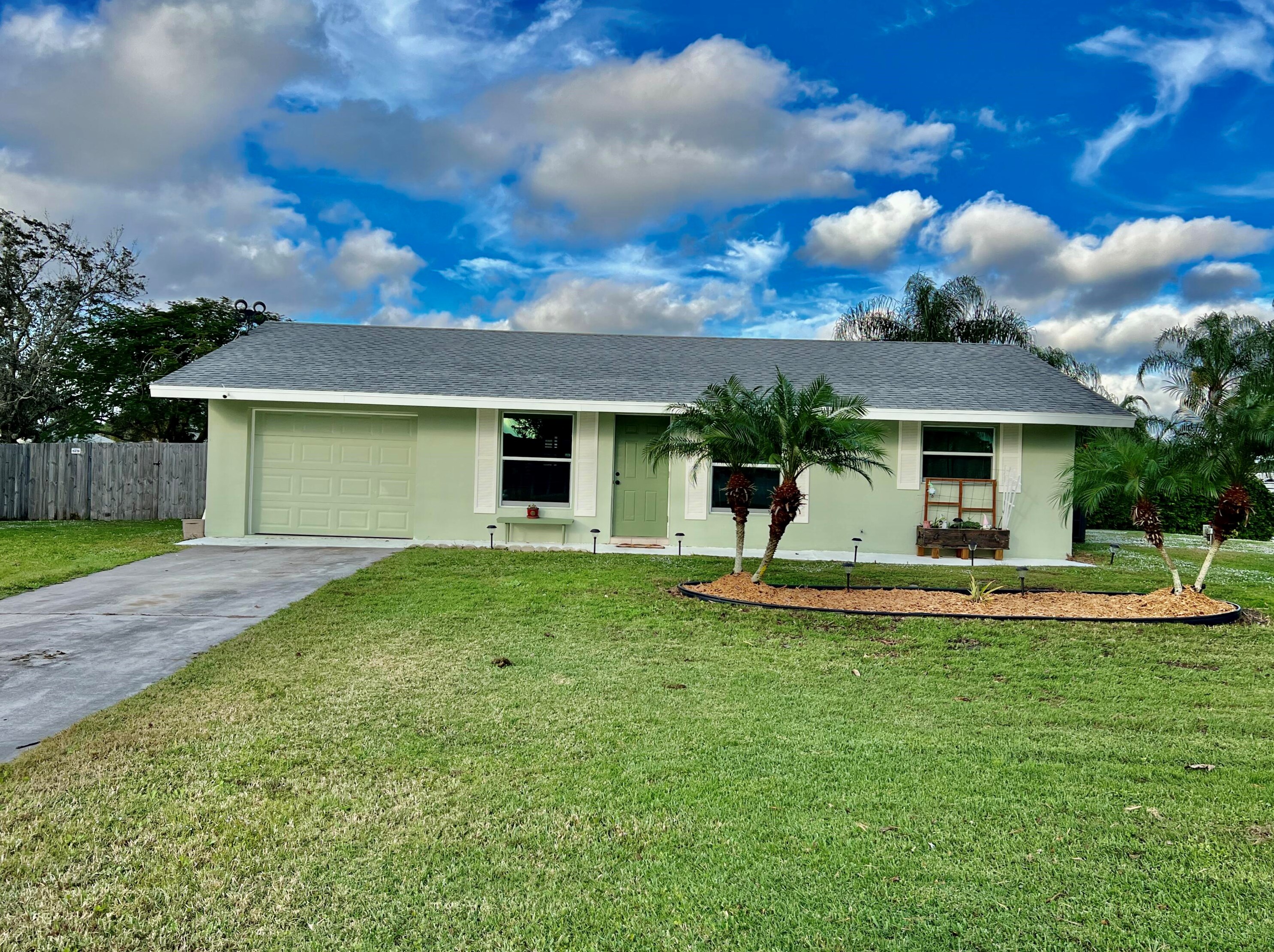 871 Thornhill Dr, Fort Pierce, FL 34983-4037