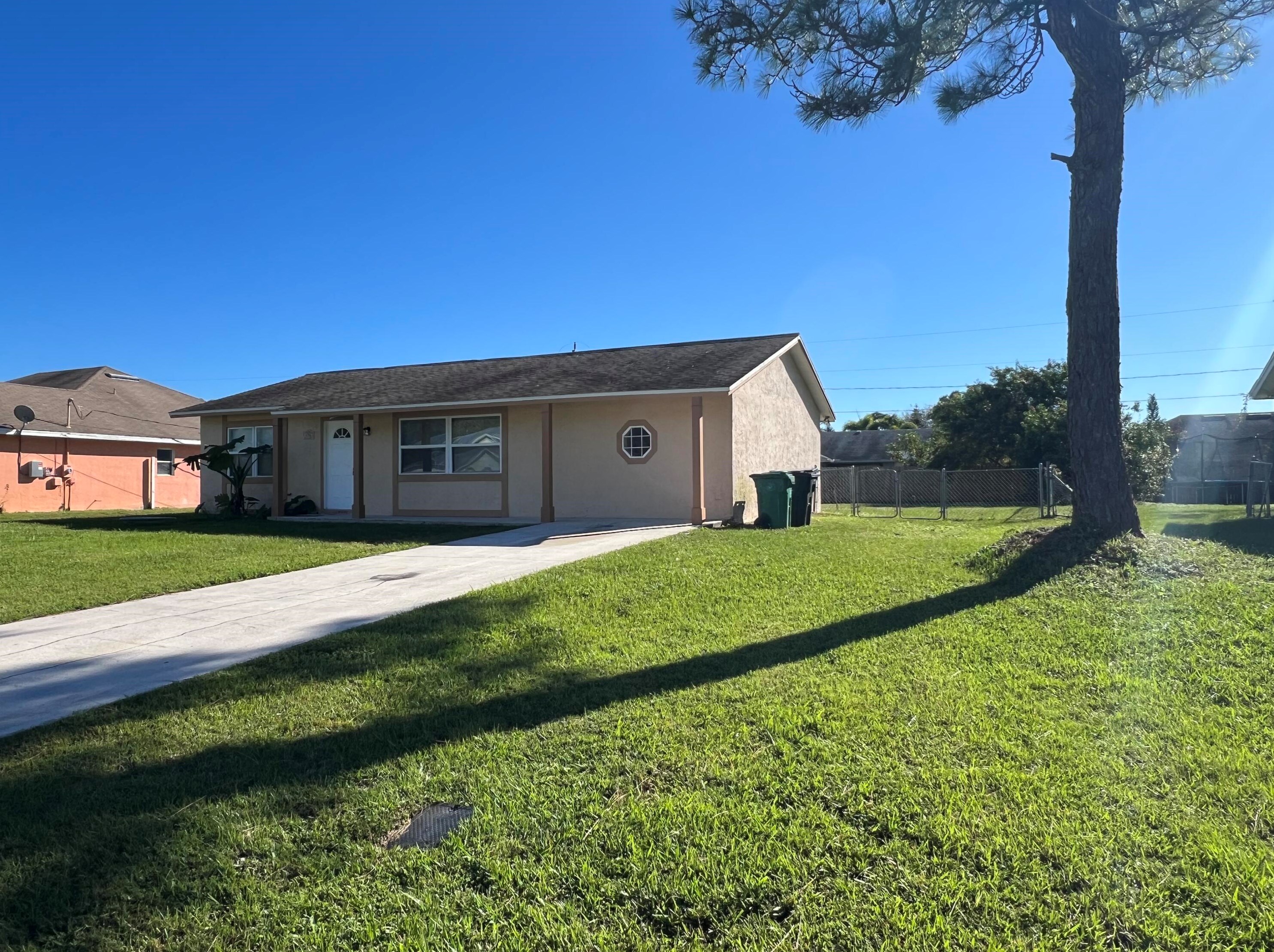 496 Todd Ave, Fort Pierce FL  34983-2914 exterior