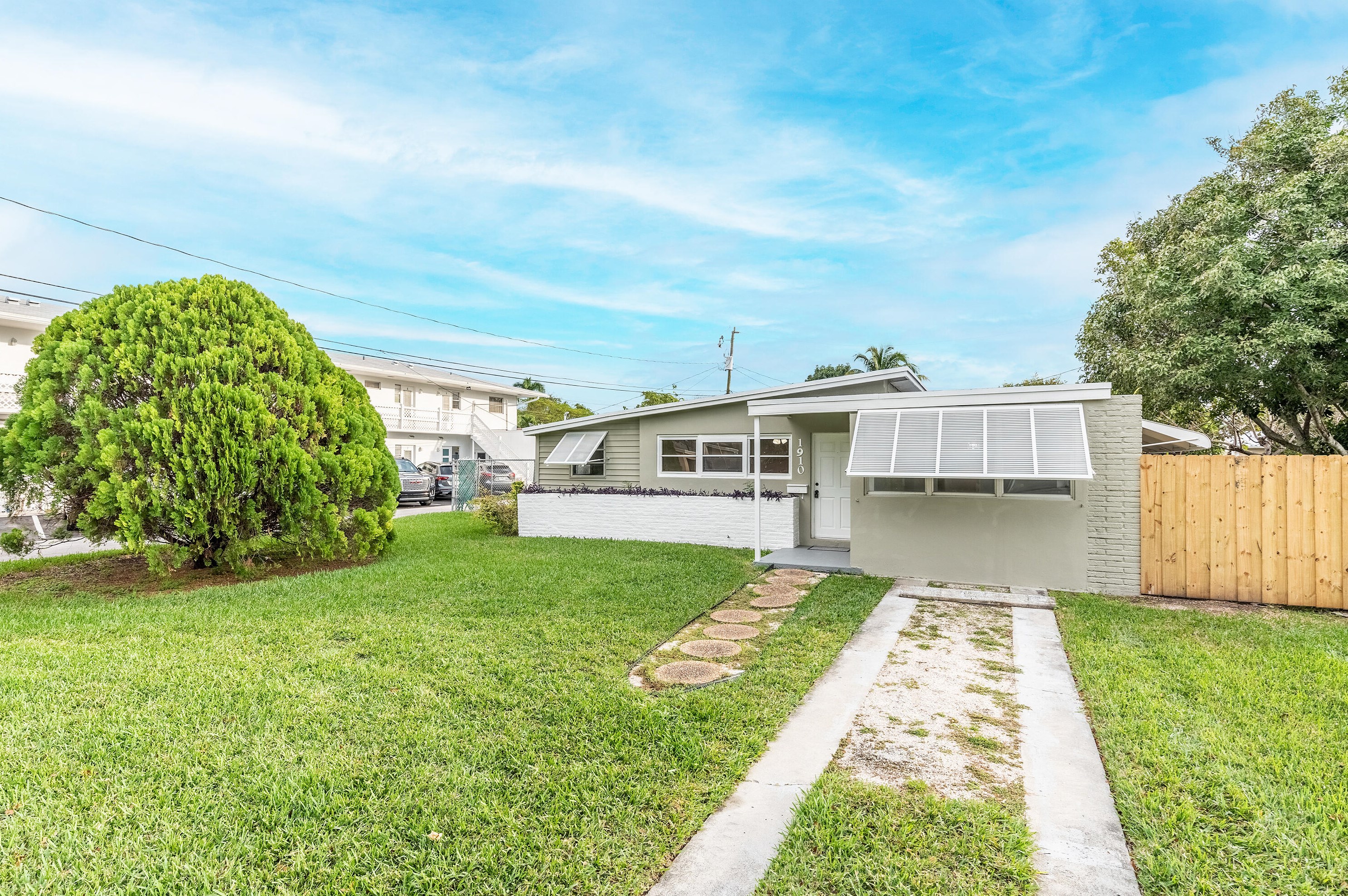 1910 Wiley St, Hollywood, FL 33020-6332