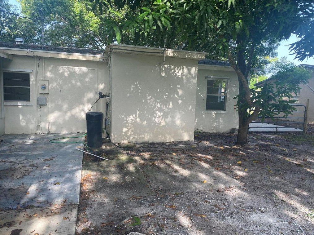 3218 Mura Dr, Fort Pierce FL  34982-6418 exterior