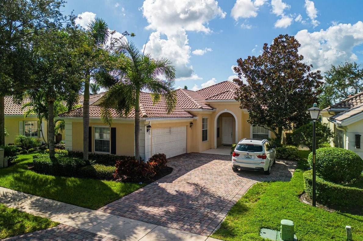 8264 Pine Cay Rd, West Palm Beach, FL 33414-3482