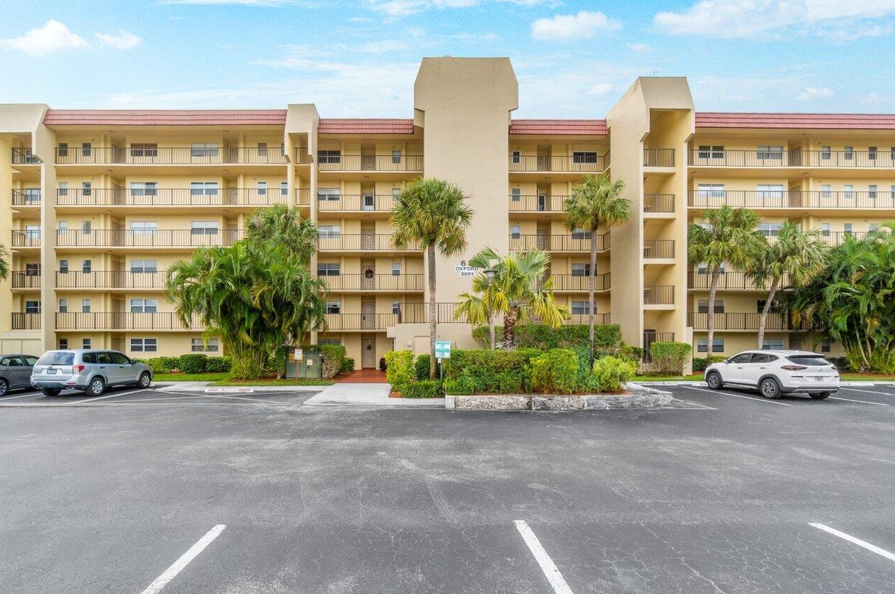 3661 Via Poinciana #207, Lake Worth, FL 33467