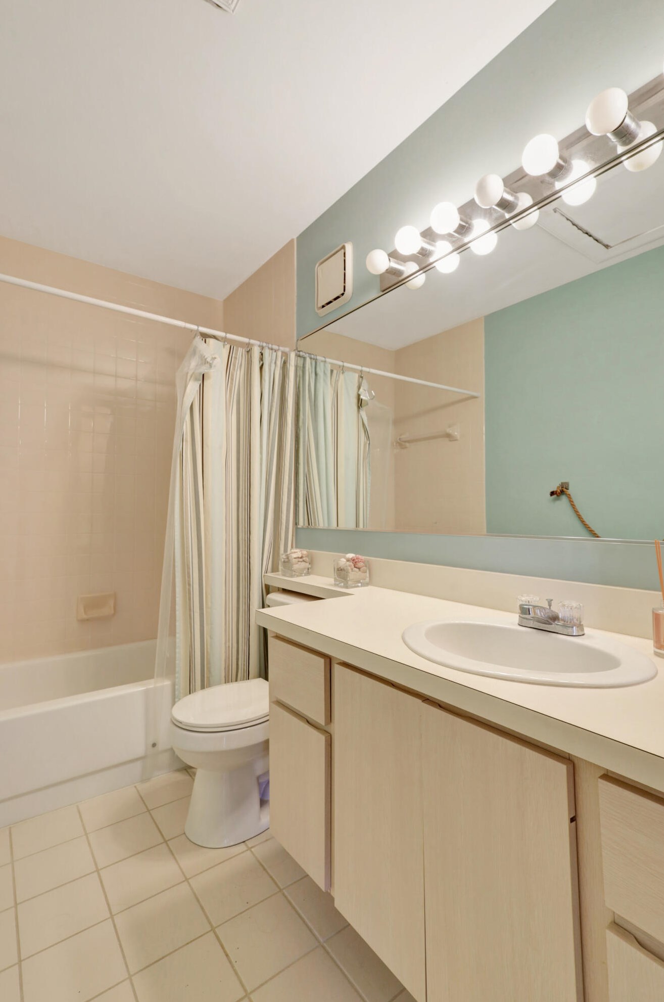 1906 Hartford Ct, West Palm Beach FL  33409-7521 exterior