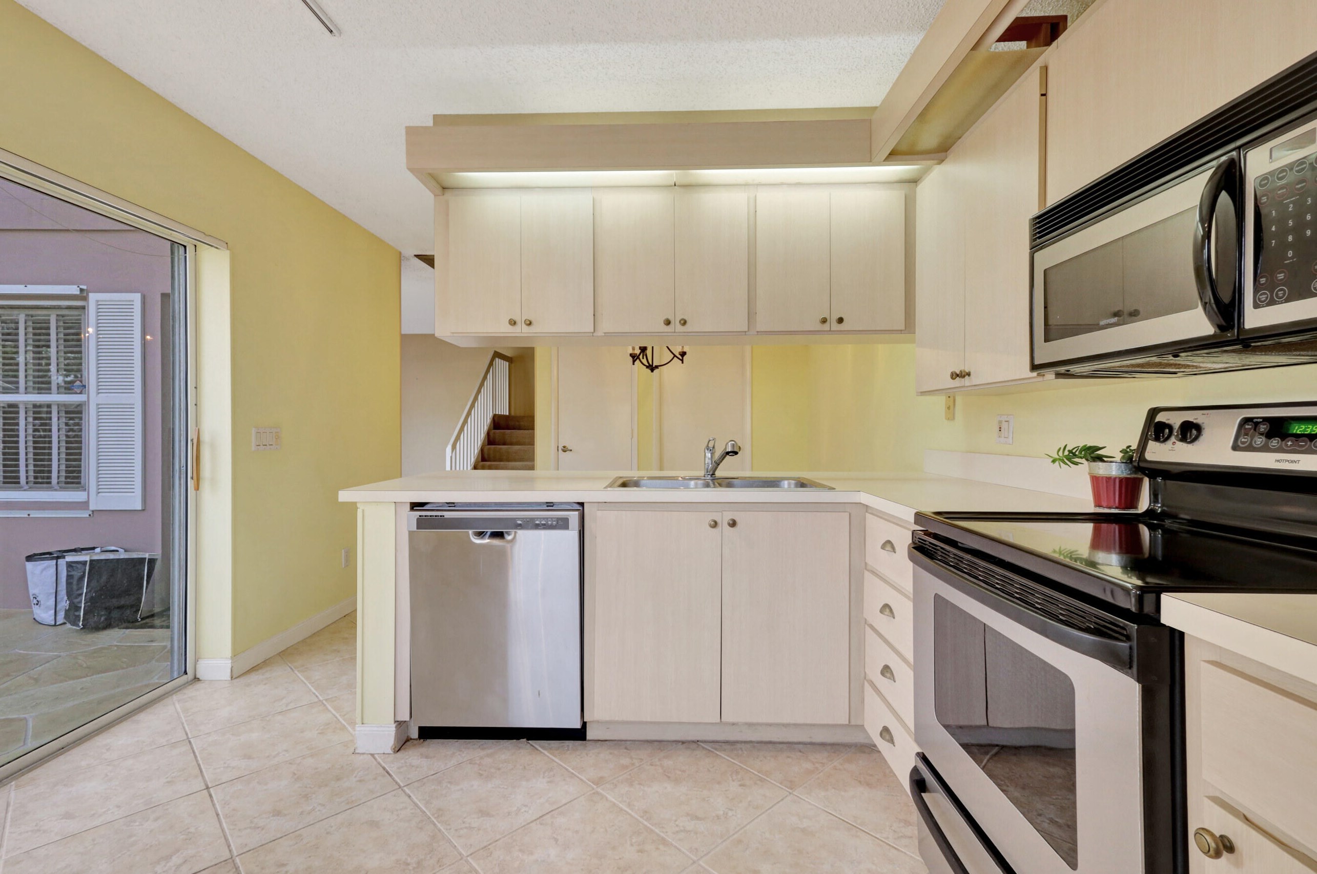 1906 Hartford Ct, West Palm Beach FL  33409-7521 exterior