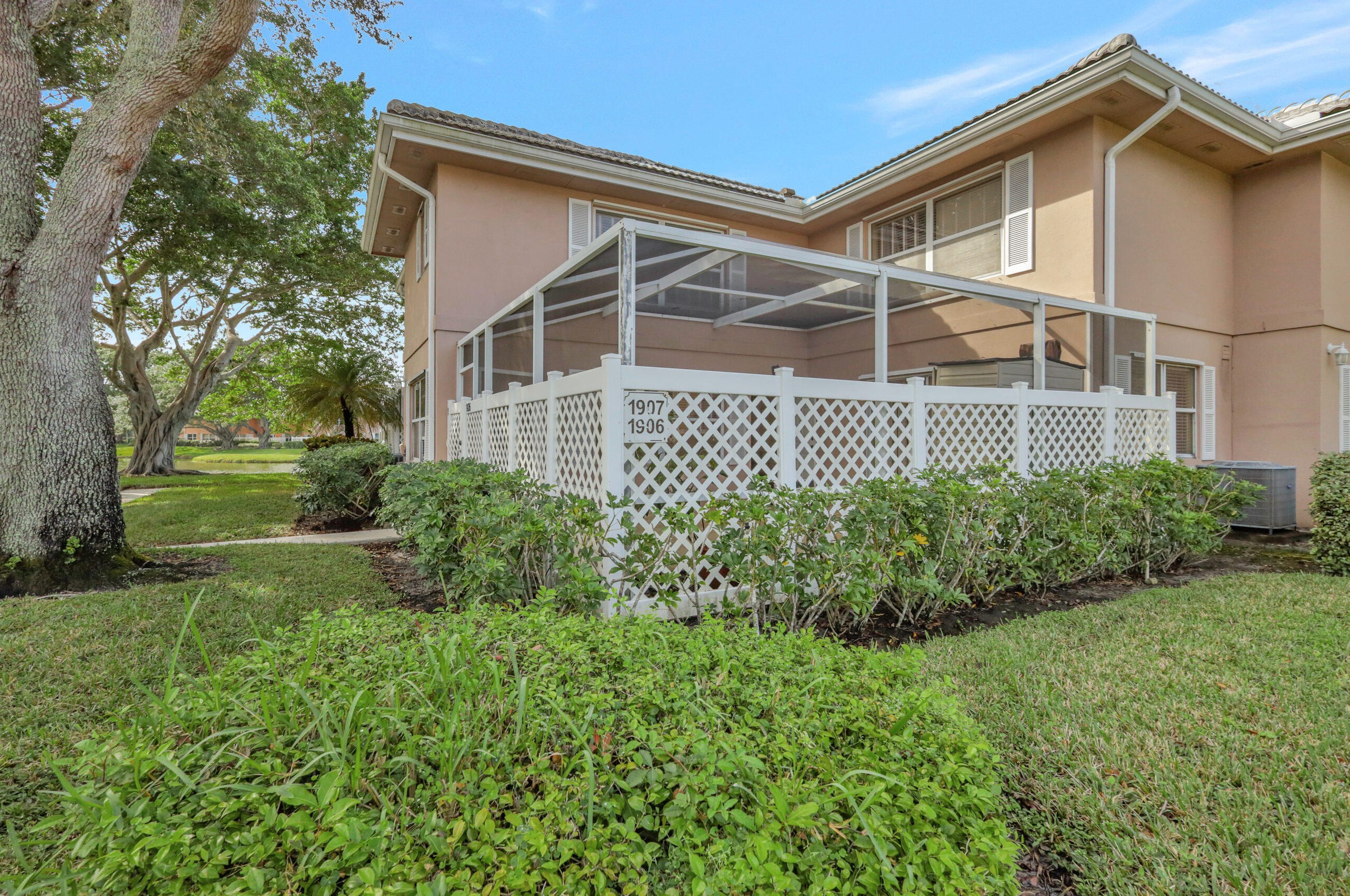 1906 Hartford Ct, West Palm Beach FL  33409-7521 exterior
