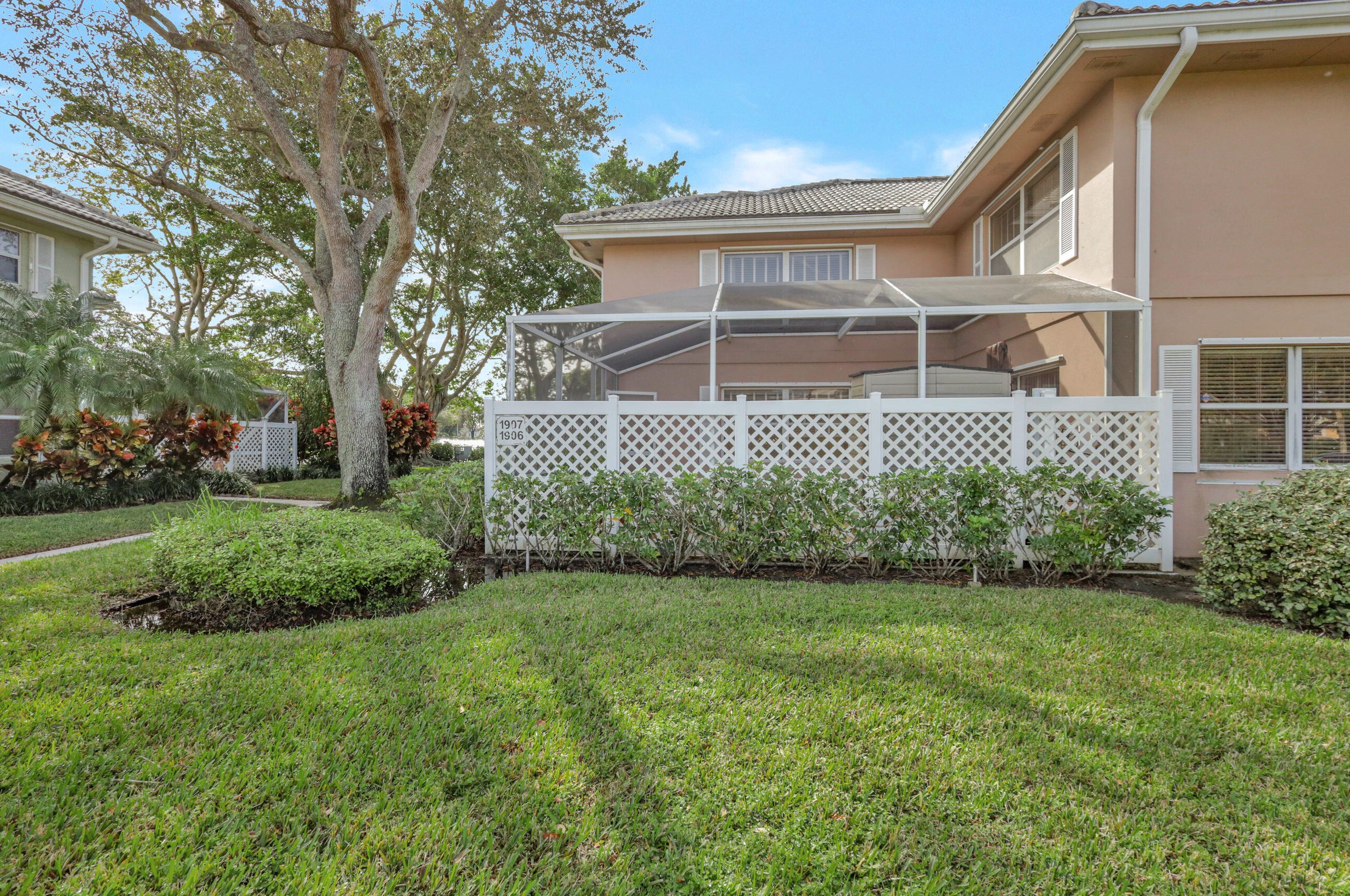 1906 Hartford Ct, West Palm Beach FL  33409-7521 exterior