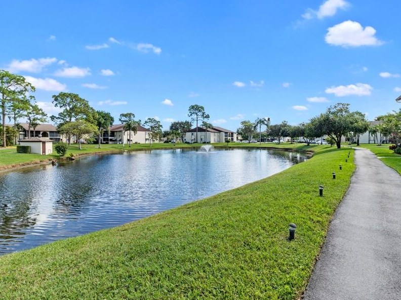 5905 La Pinata Blvd, Lake Worth FL  33463-1888 exterior