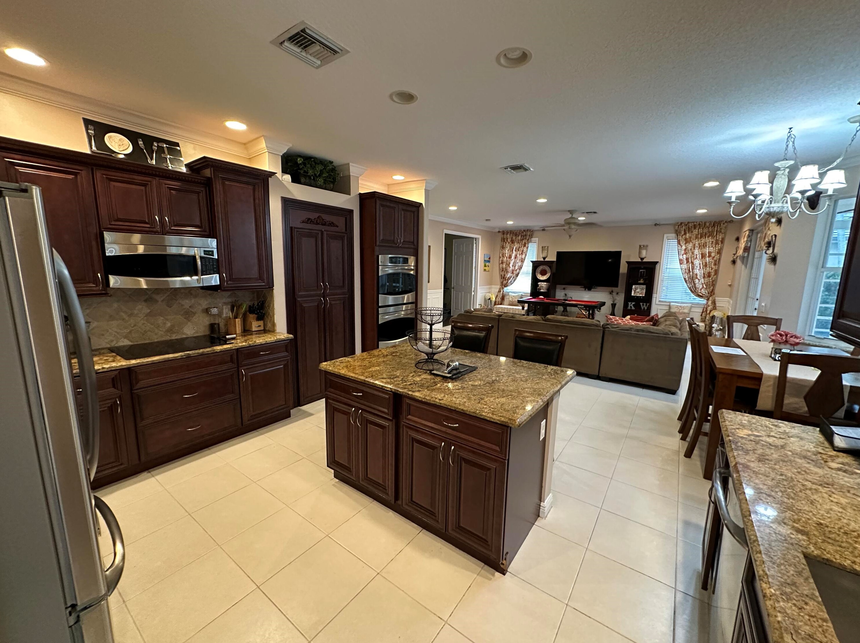 6449 Stonehurst Cir, Lake Worth FL  33467-7373 exterior