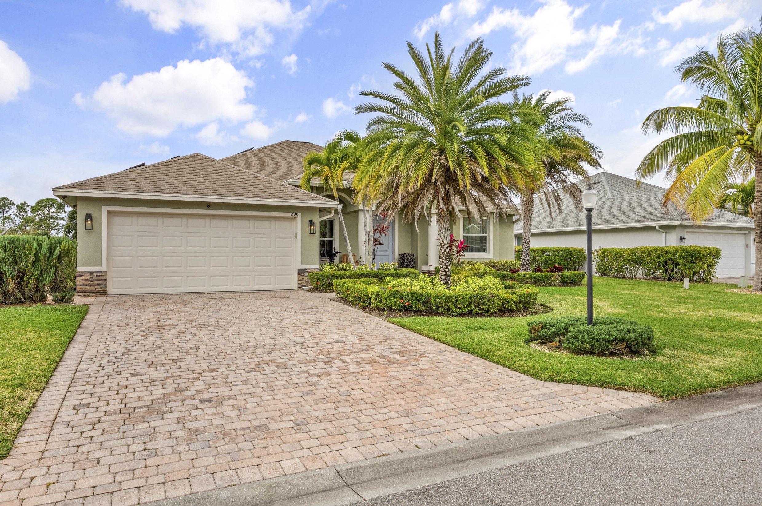 298 Vista Lake Dr, Fort Pierce, FL 34953-8233