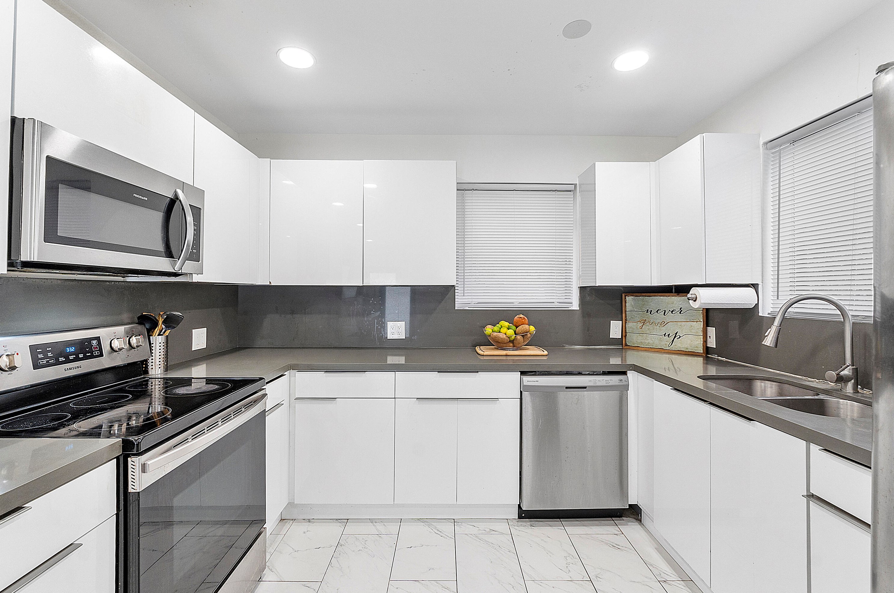 15100 14 Ct, Miami FL  33162-5902 exterior