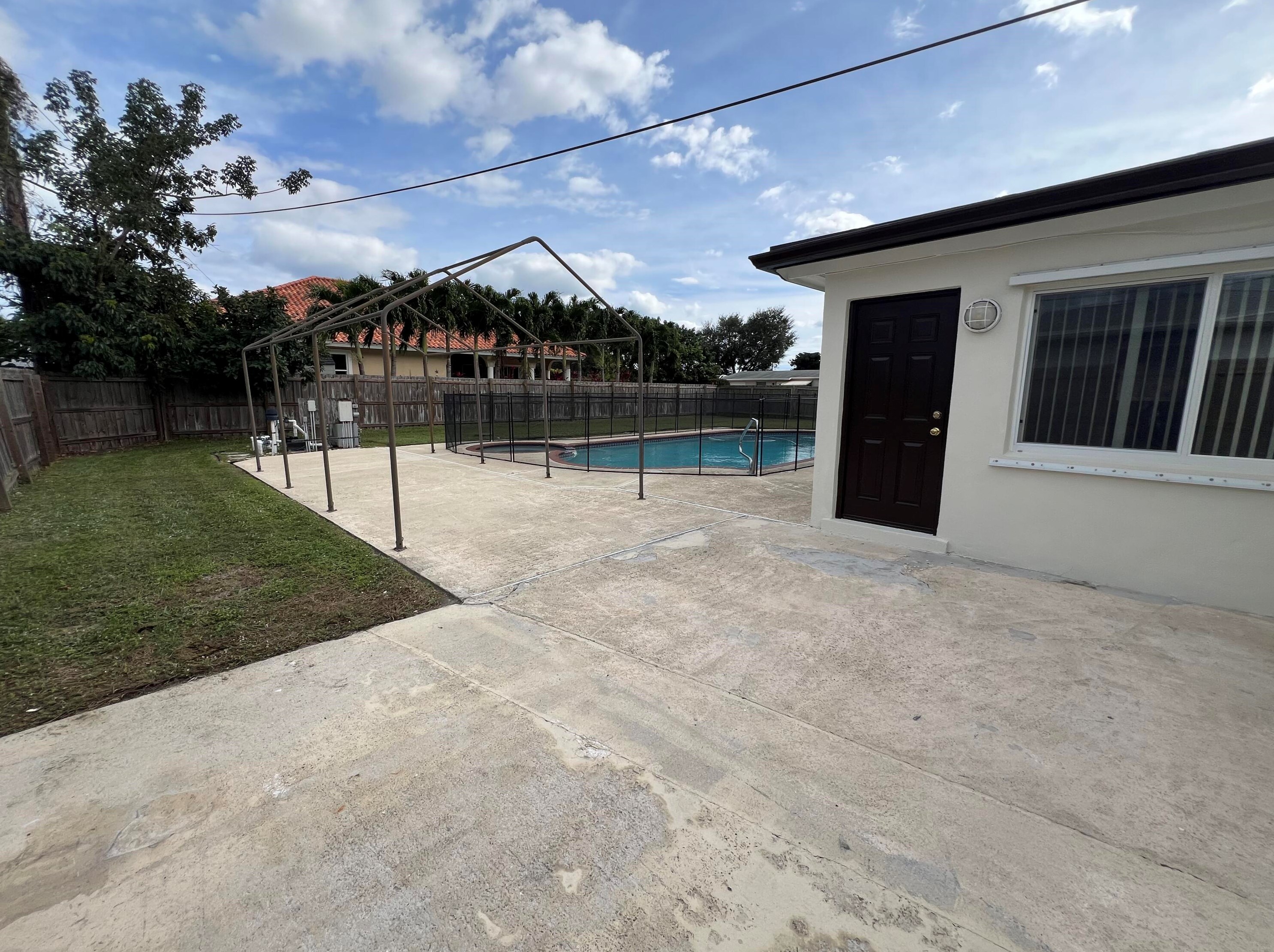 432 Gulfstream Rd, Lake Worth FL 33461-1511 exterior