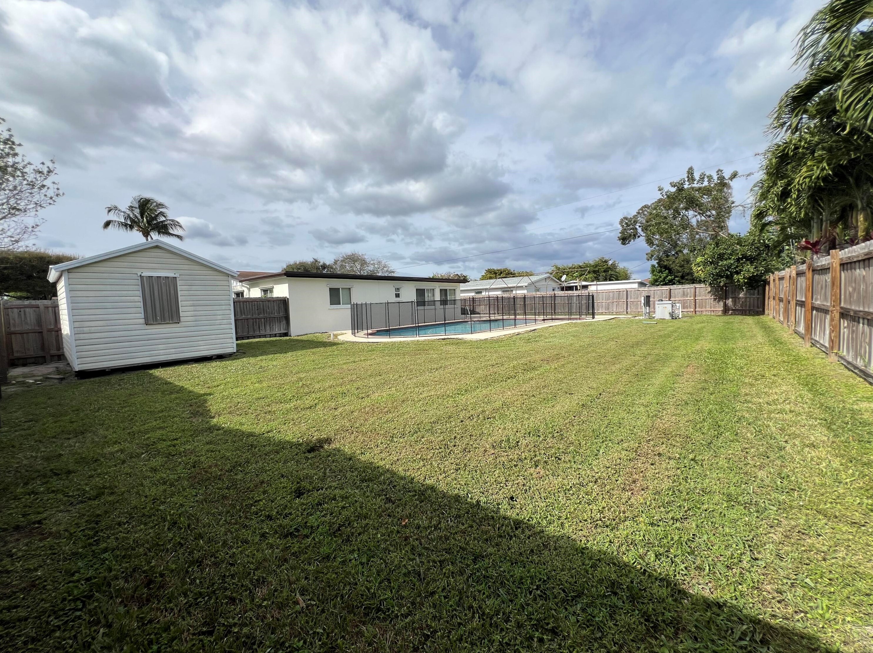 432 Gulfstream Rd, Lake Worth FL 33461-1511 exterior