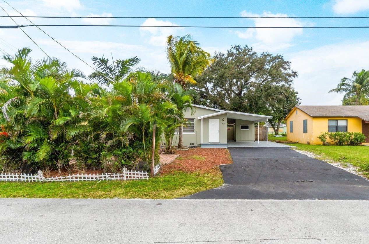 913 Mathis St, Lake Worth, FL 33461-5133