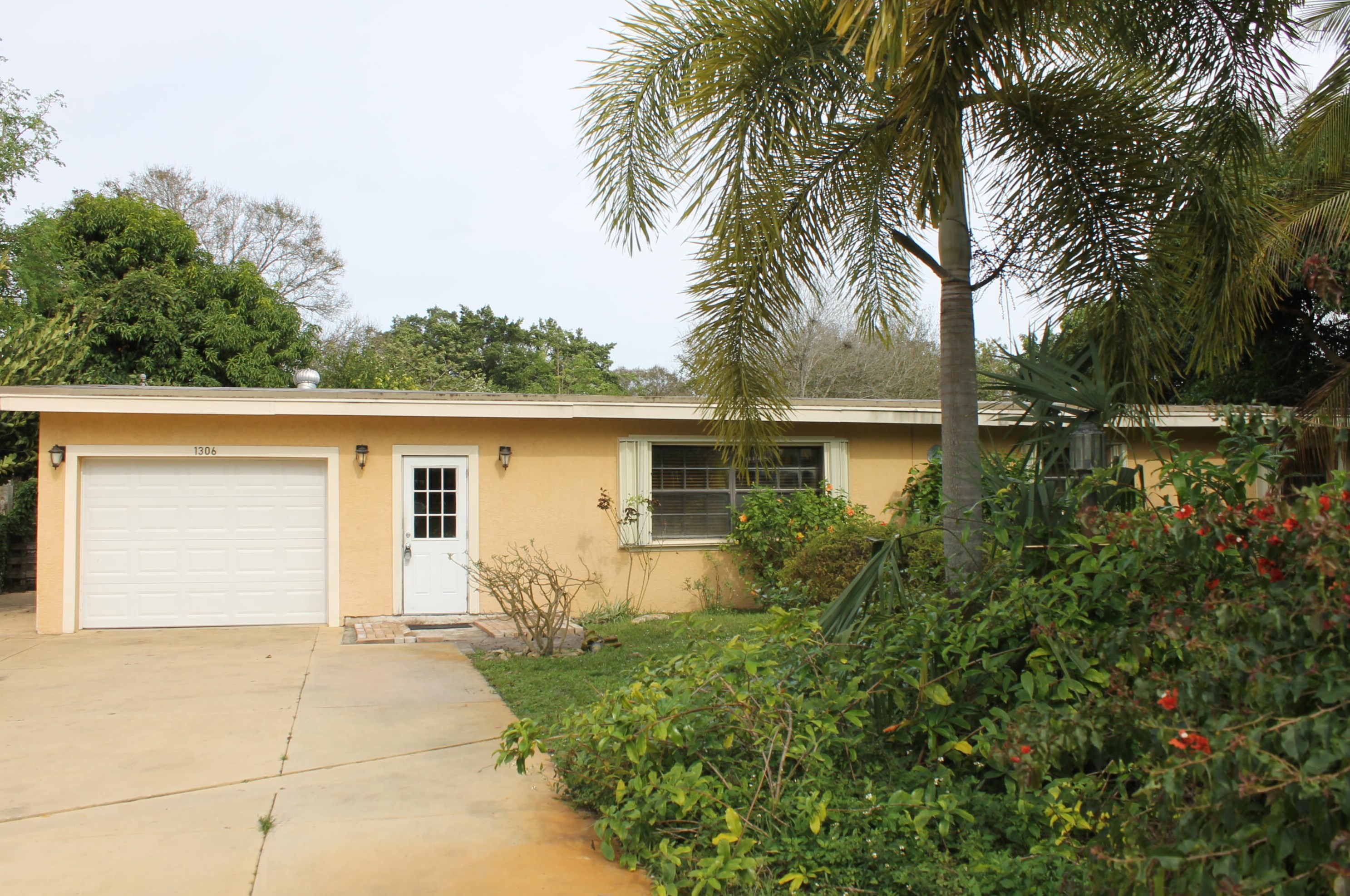 1306 S 14th Cir, Fort Pierce, FL 34982