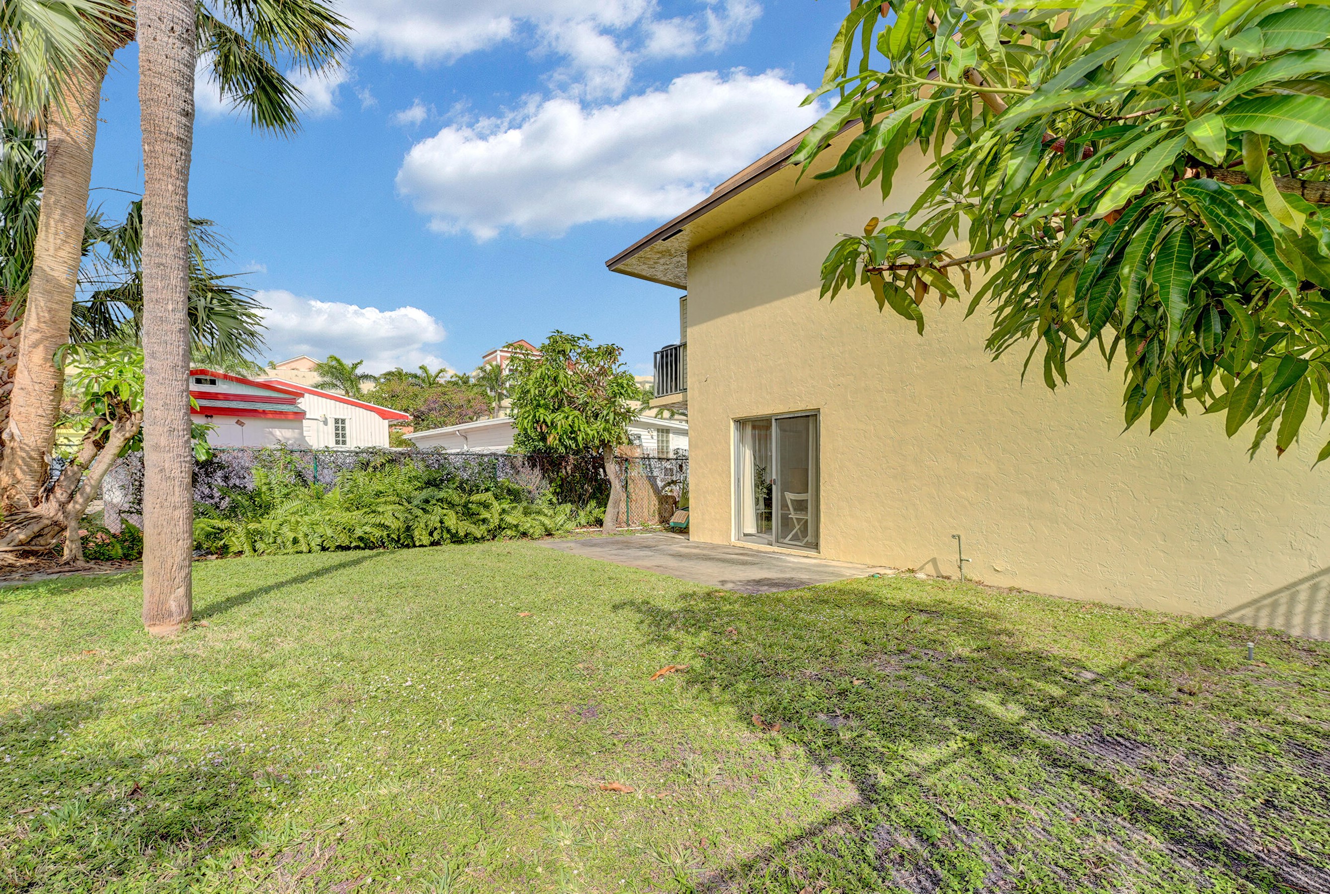 720 Dixie Hwy, Lake Worth FL 33462-1865 exterior