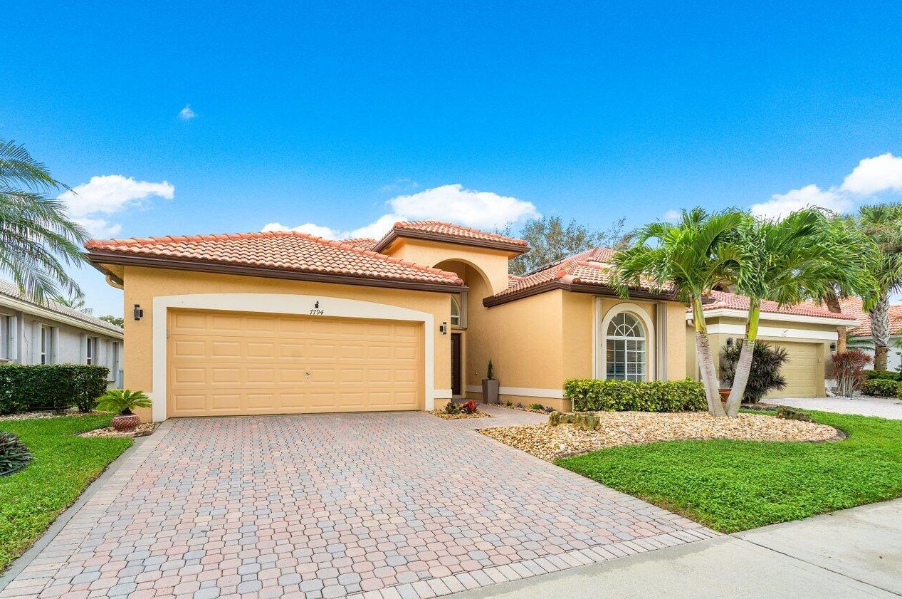 7794 Edinburough Ln, Delray Beach, FL 33446