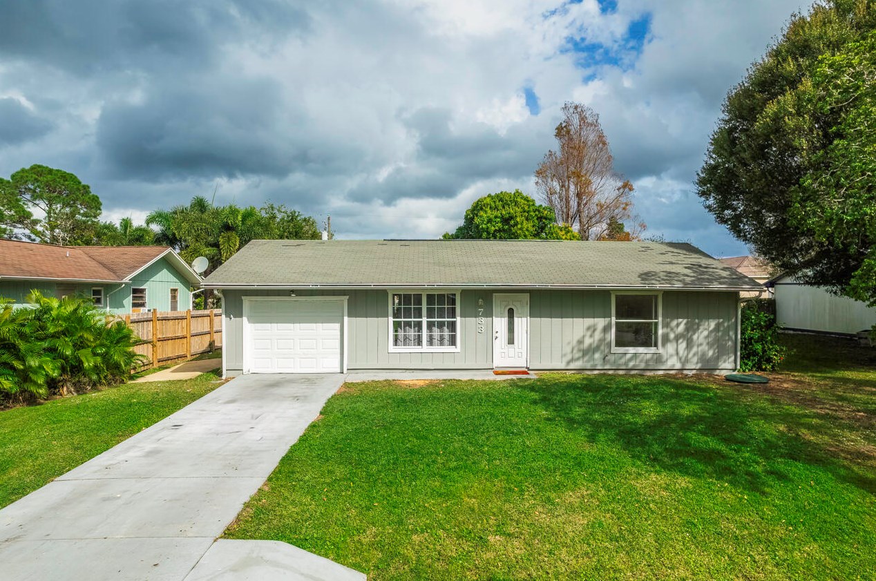 733 Se Academy Ln, Fort Pierce, FL 34984