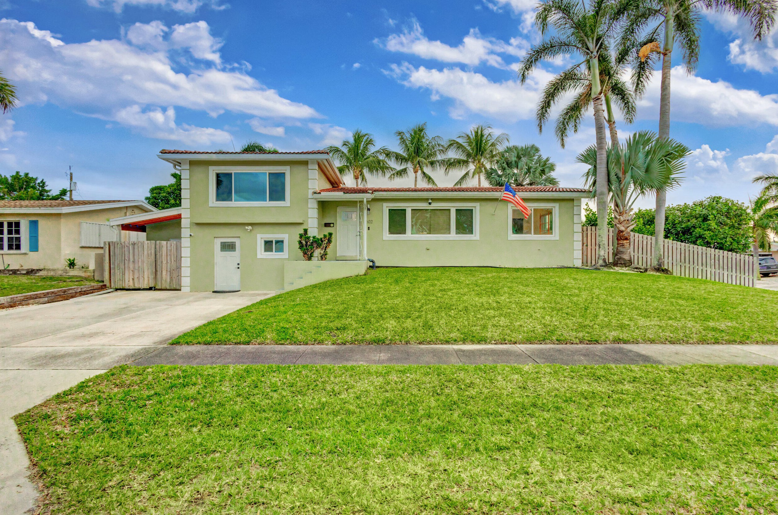 1602 Crest Dr, Lake Worth, FL 33461-6101