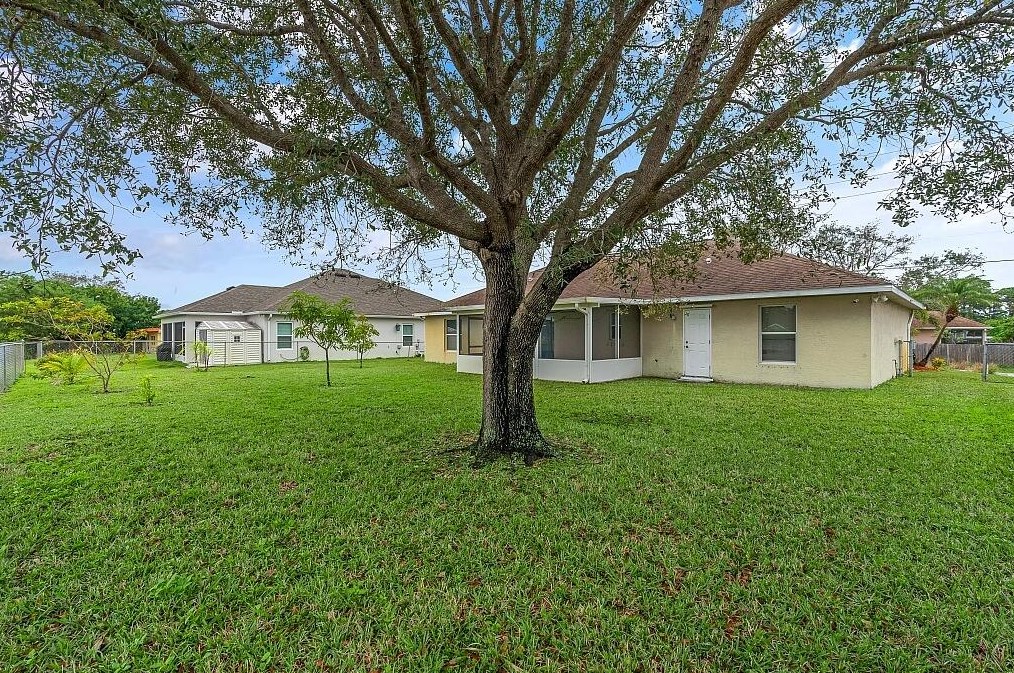 322 Carter Ave, Fort Pierce FL  34983-3006 exterior