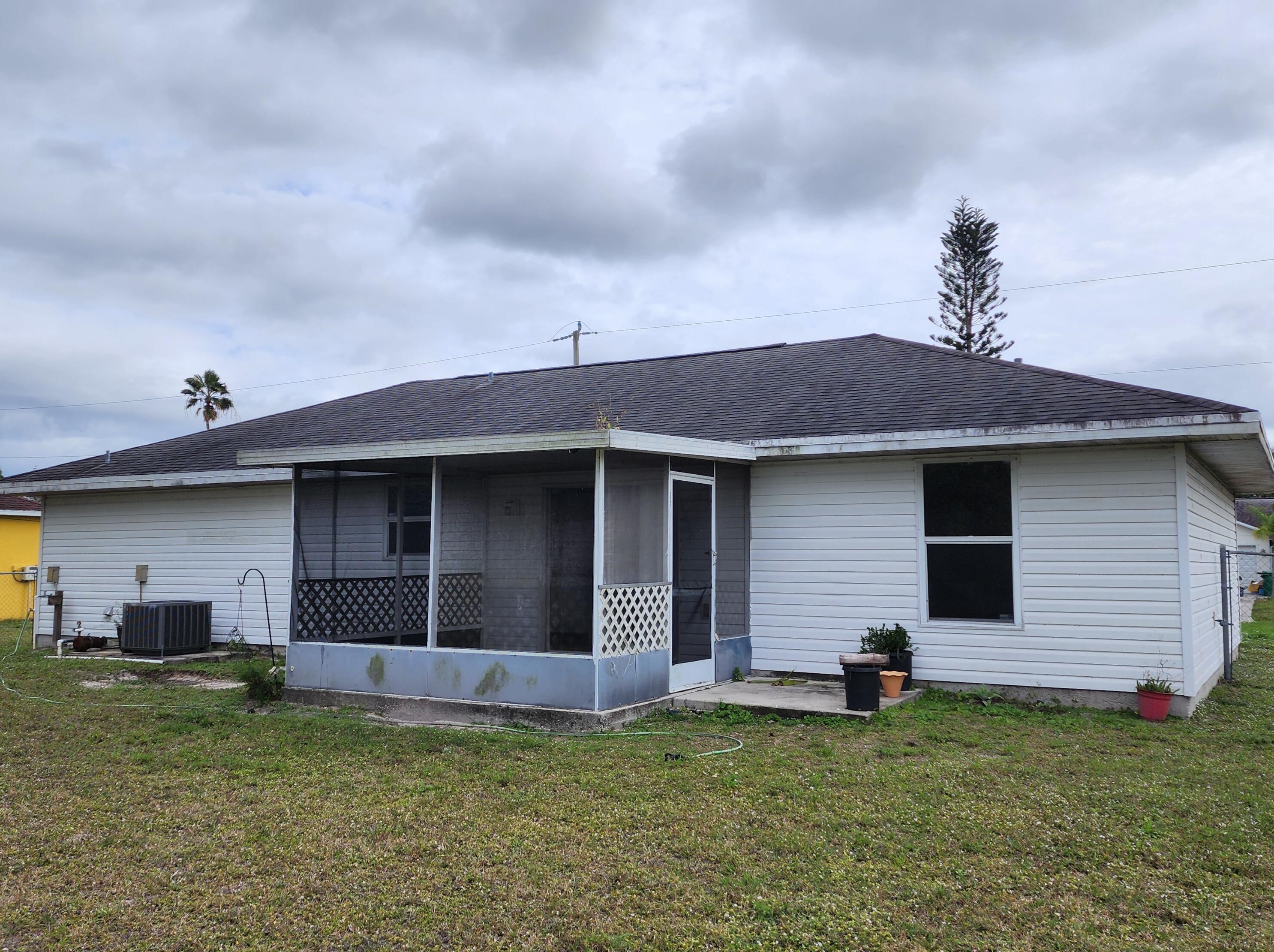 1045 Coleman Ave, Fort Pierce, FL 34953-1856