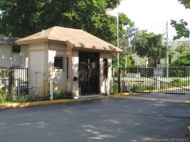909 199th St, Miami, FL 33169-2849