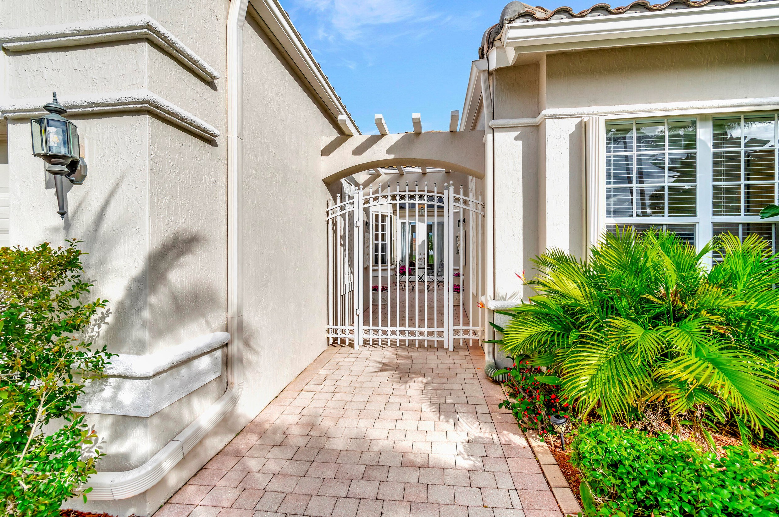 6626 Boticelli Dr, Lake Worth, FL 33467-7037