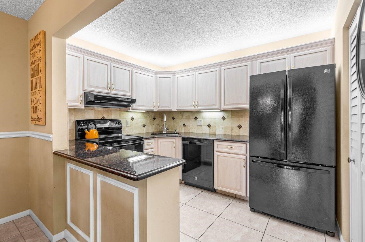 215 Pine Hov Cir #d-2, Lake Worth, FL 33463