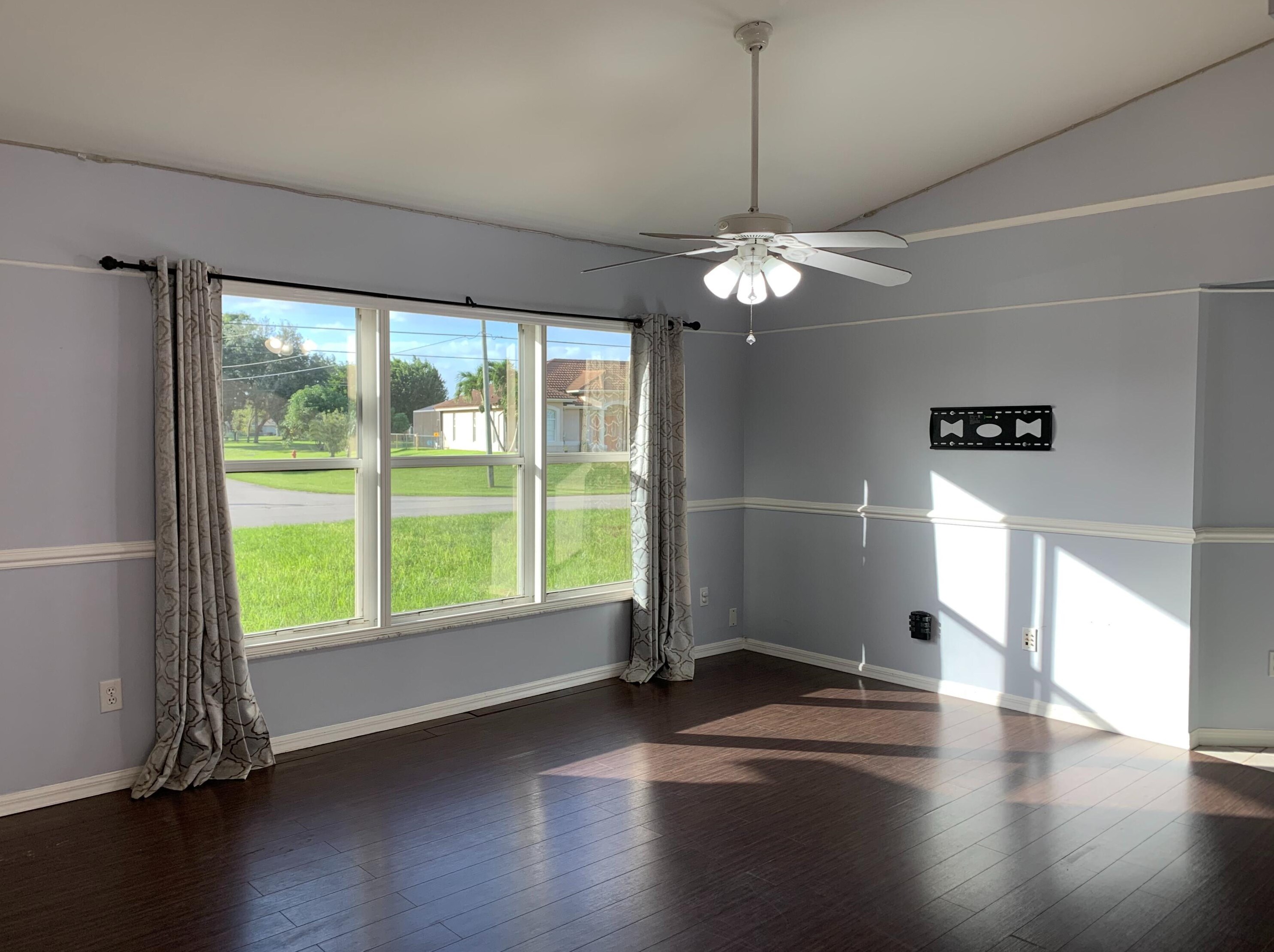 195 Ridgecrest Dr, Fort Pierce FL  34953-5450 exterior