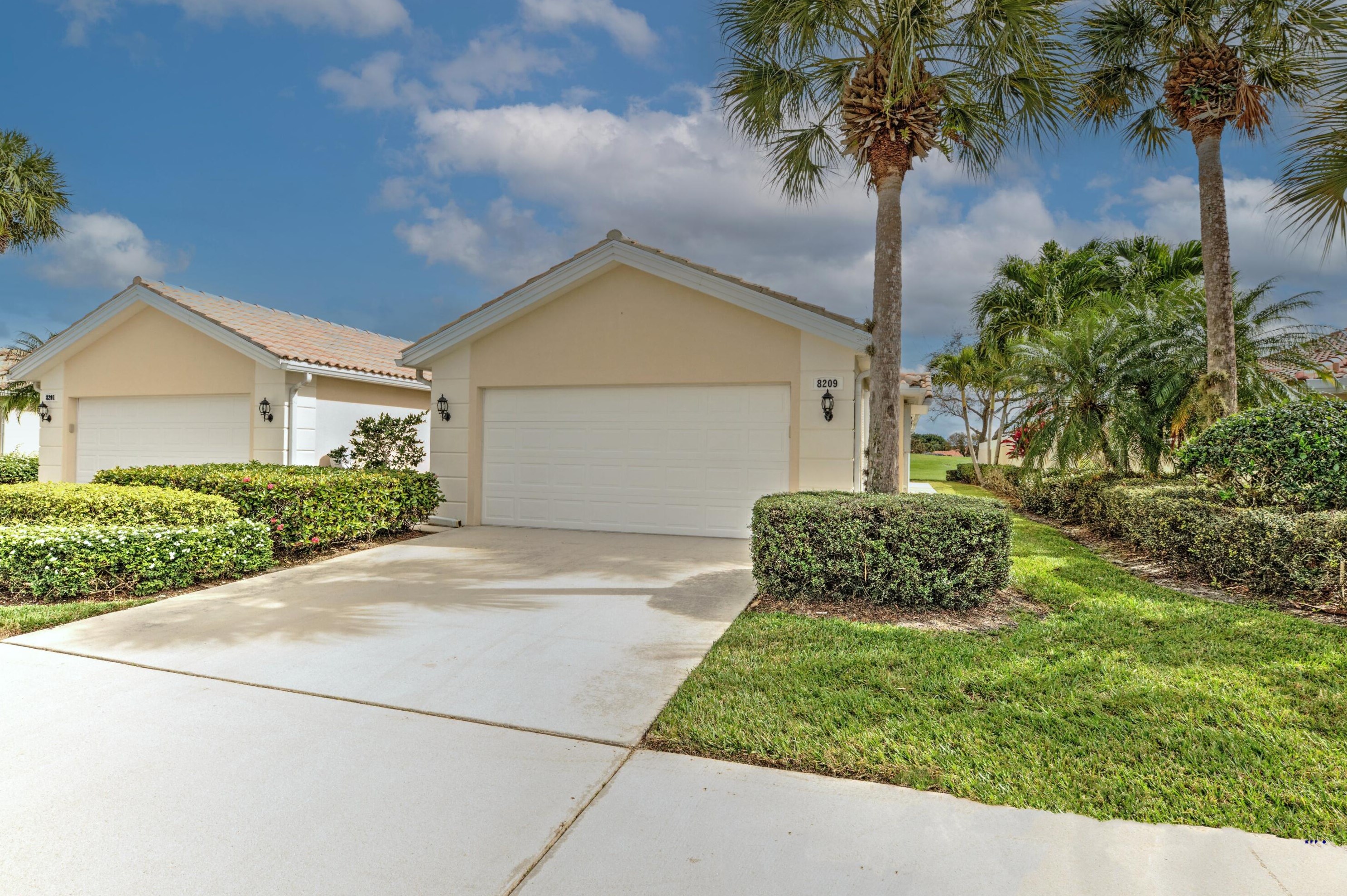 8209 Paurotis Ln, Hobe Sound, FL 33455-8255