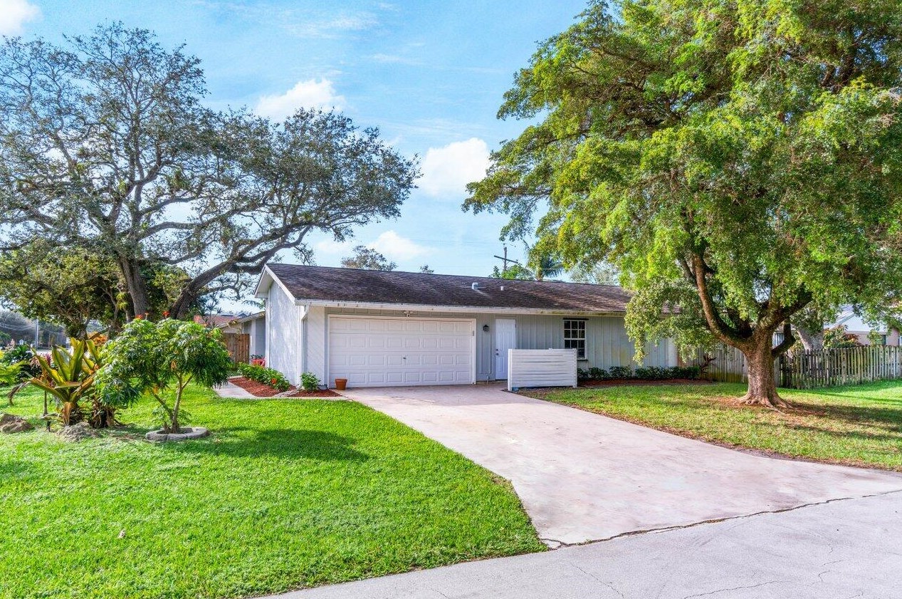 4516 Pine Tree Dr, Delray Beach, FL 33445