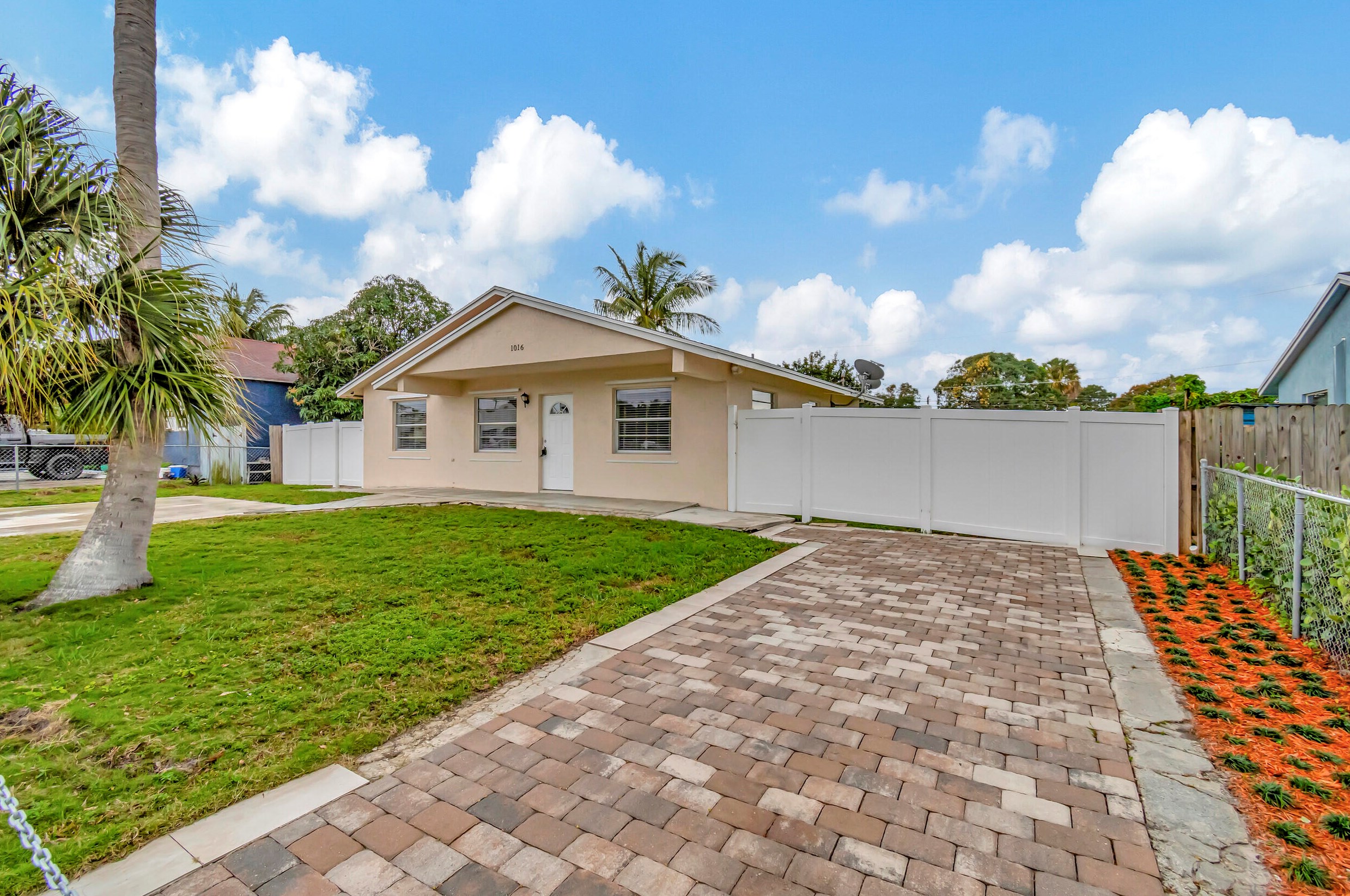 1016 W Lakewood Rd, West Palm Beach, FL 33405