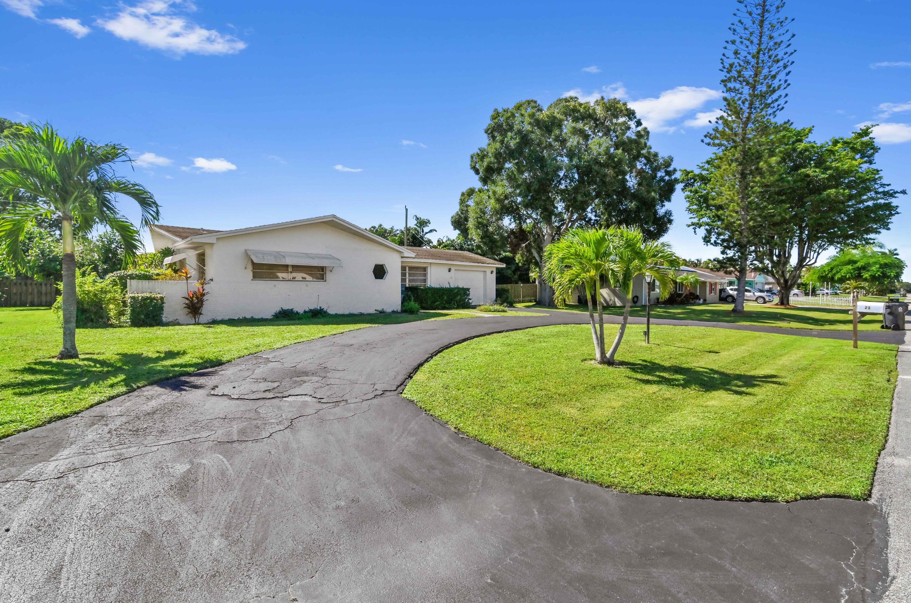 21 Pine Tree Ave, Lake Worth, FL 33467-4832