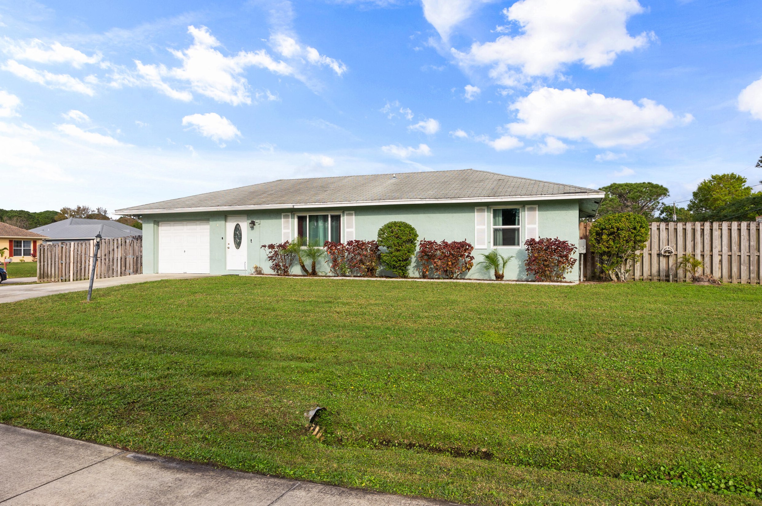 257 Thornhill Dr, Fort Pierce, FL 34984-4480